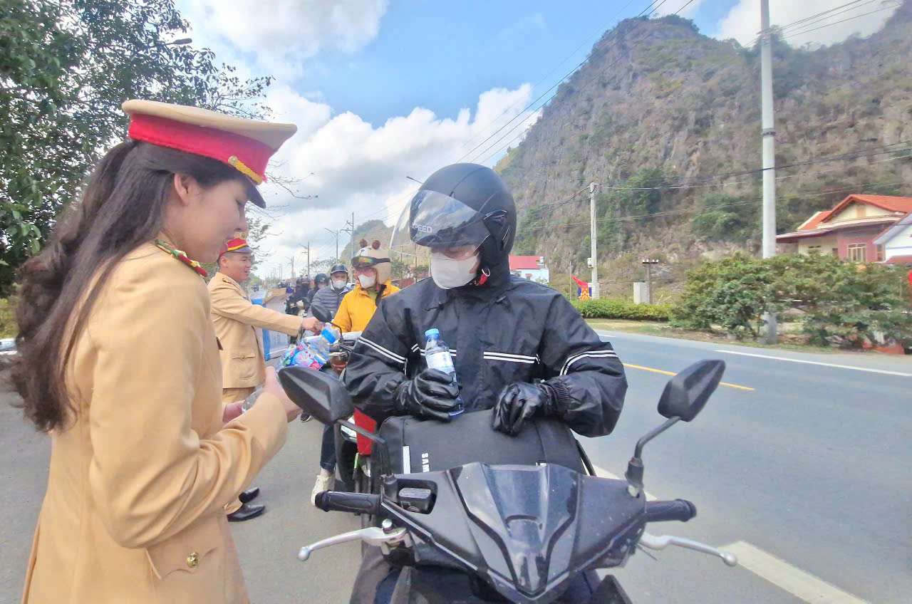 CSGT Lạng Sơn bảo đảm ATGT, hỗ trợ người d&acirc;n về qu&ecirc; đ&oacute;n Tết an to&agrave;n- Ảnh 10.