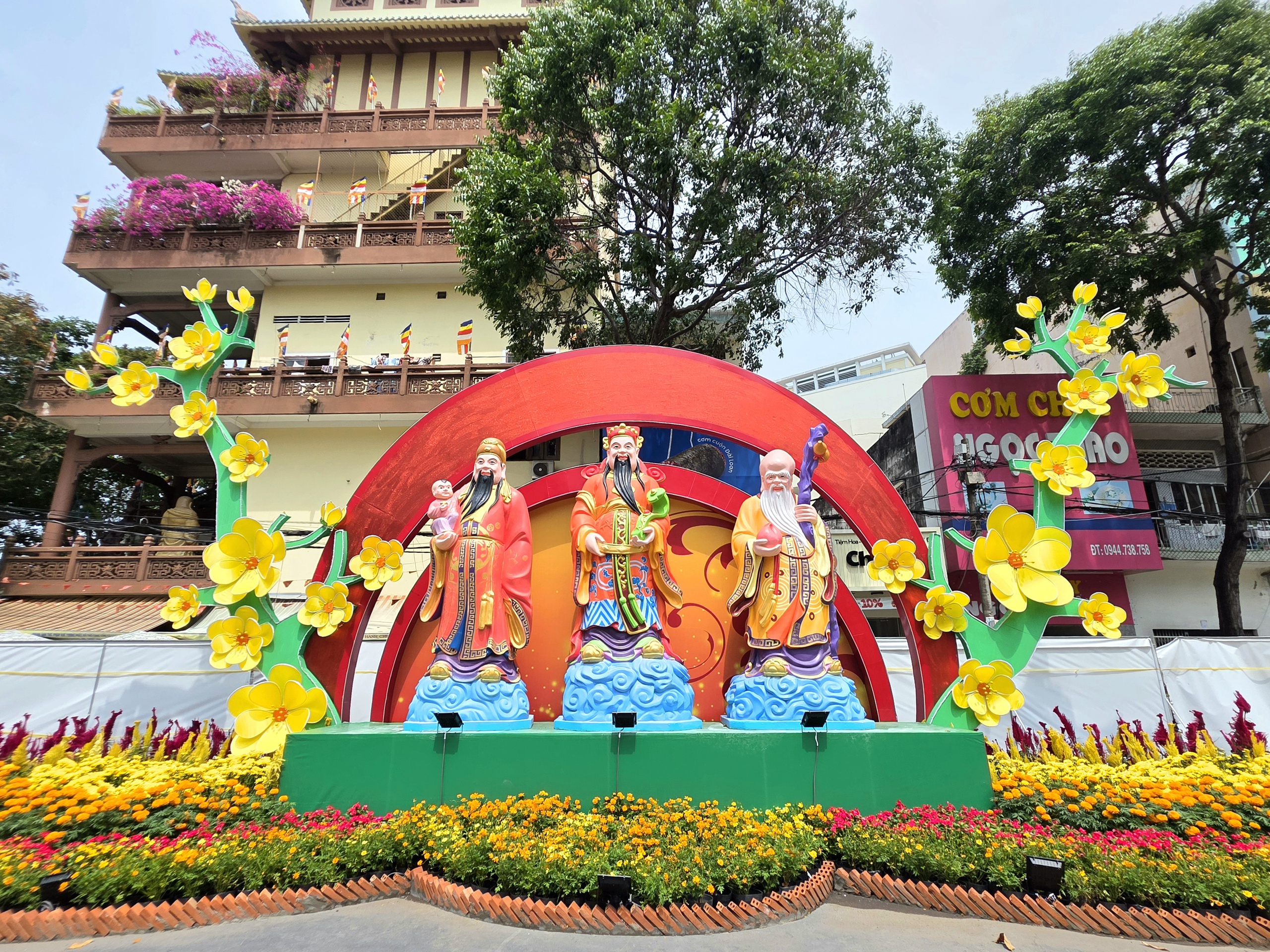 Đường hoa 310m rực rỡ khai hội xuân Bính Ngọ 2026 ở Cần Thơ- Ảnh 6. Đường hoa 310m rực rỡ khai hội xuân Bính Ngọ 2026 ở Cần Thơ- Ảnh 6.