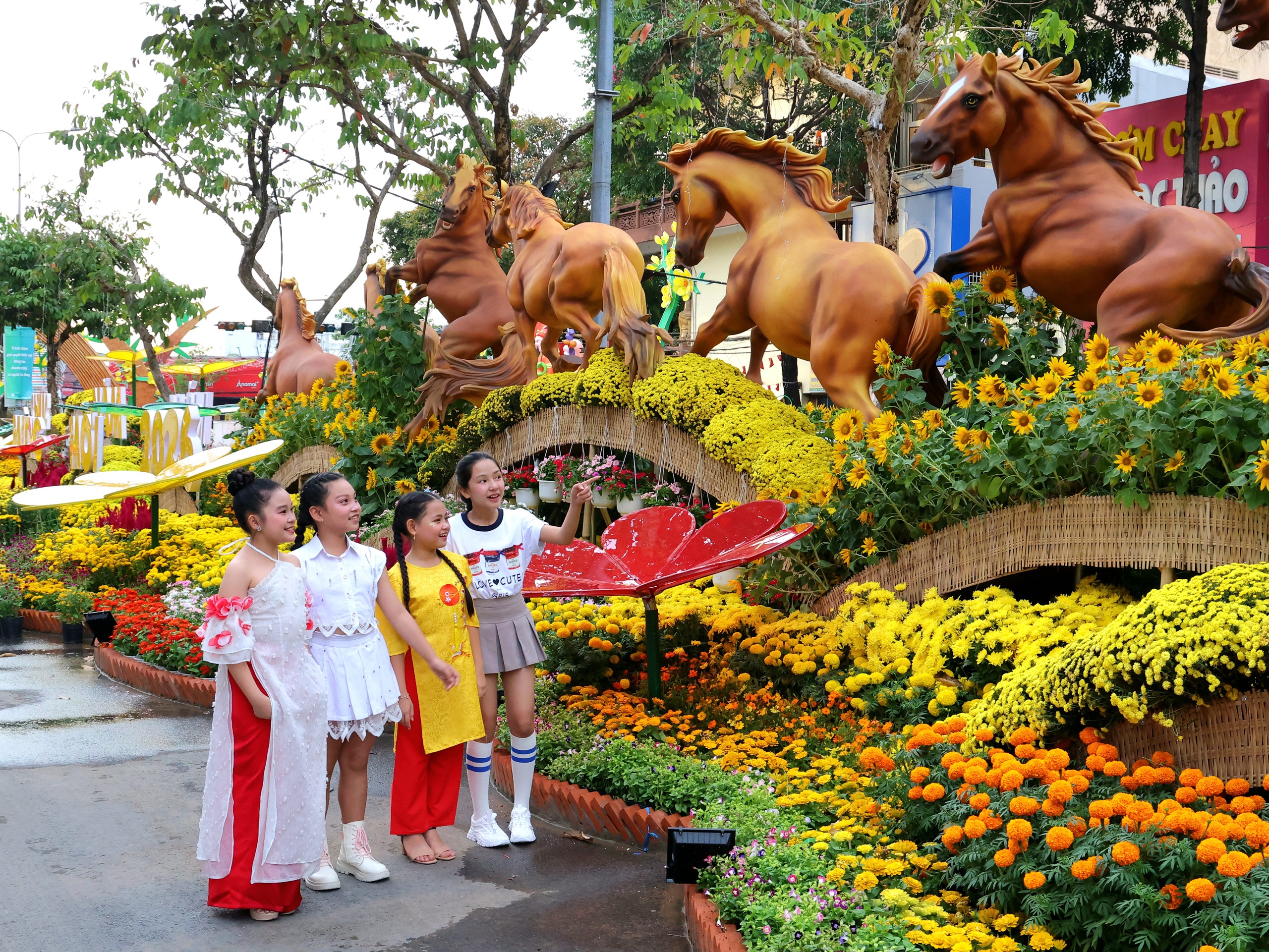 Đường hoa 310m rực rỡ khai hội xuân Bính Ngọ 2026 ở Cần Thơ- Ảnh 8. Đường hoa 310m rực rỡ khai hội xuân Bính Ngọ 2026 ở Cần Thơ- Ảnh 8.