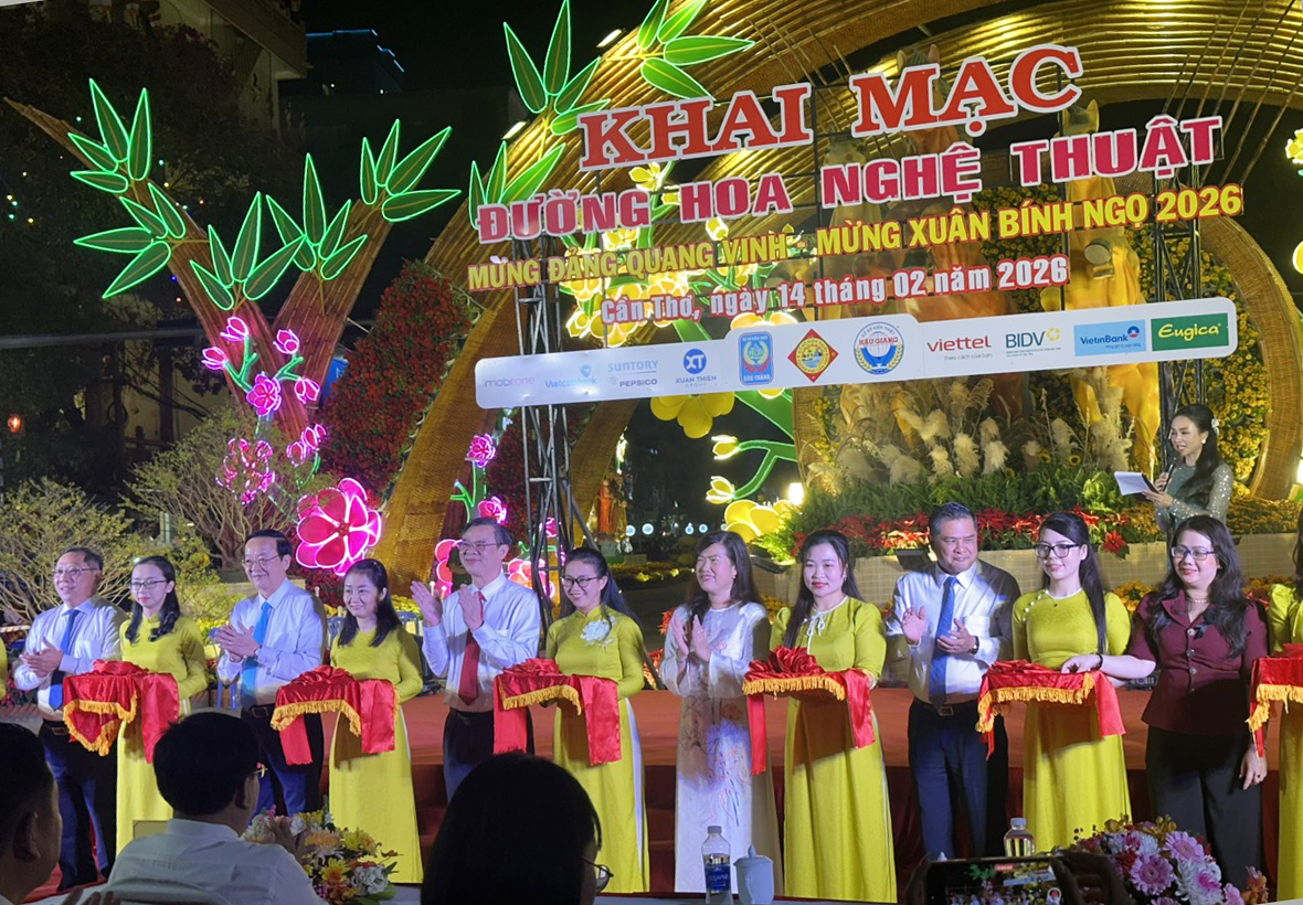 Đường hoa 310m rực rỡ khai hội xuân Bính Ngọ 2026 ở Cần Thơ- Ảnh 1. Đường hoa 310m rực rỡ khai hội xuân Bính Ngọ 2026 ở Cần Thơ- Ảnh 1.