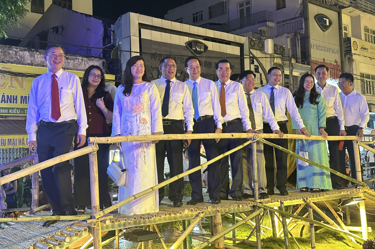 Đường hoa 310m rực rỡ khai hội xuân Bính Ngọ 2026 ở Cần Thơ- Ảnh 3. Đường hoa 310m rực rỡ khai hội xuân Bính Ngọ 2026 ở Cần Thơ- Ảnh 3.