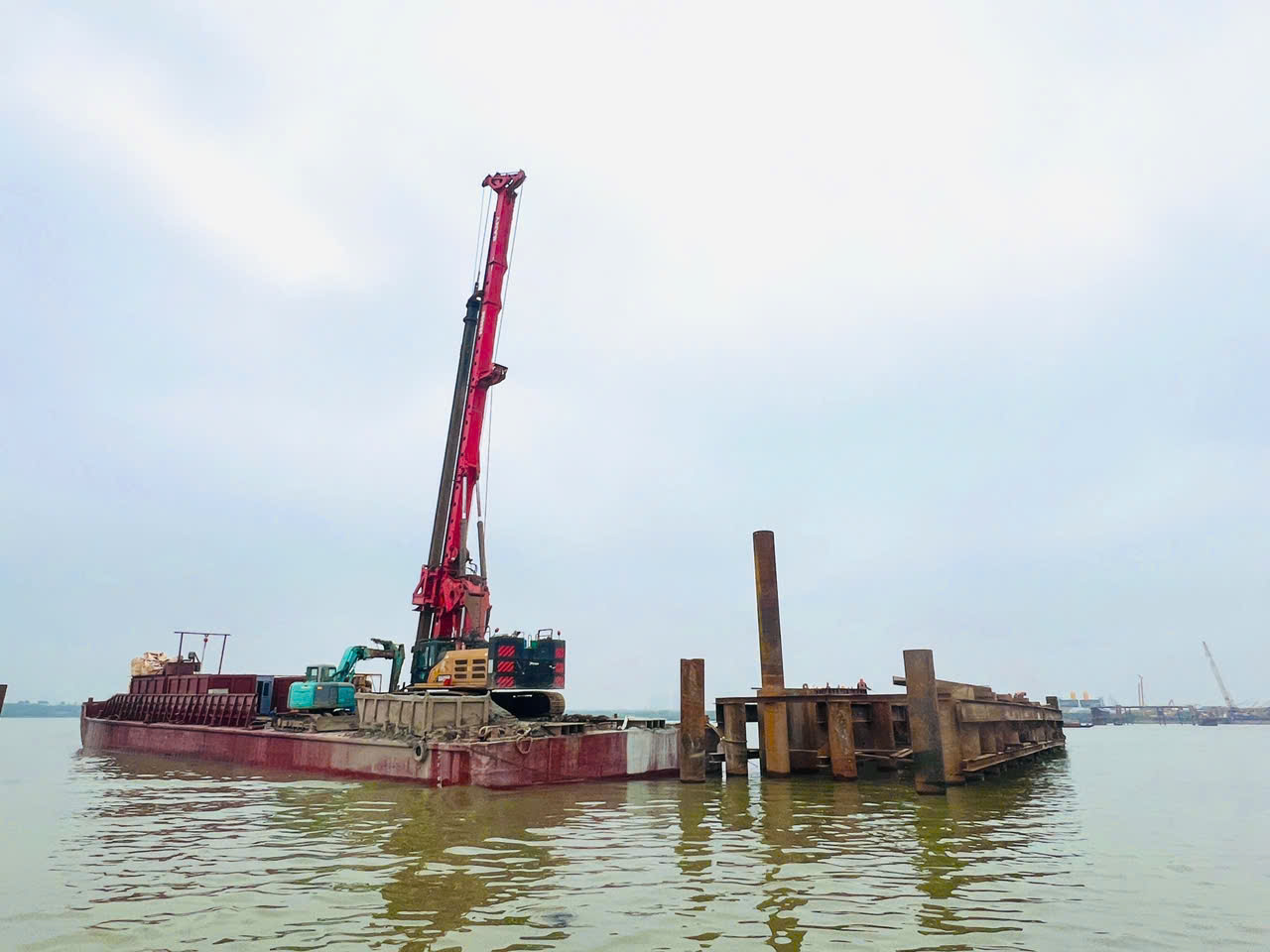 Khi phố phường rộn ràng đón Tết, nhịp búa máy vẫn vang trên cầu Ngọc Hồi- Ảnh 5. Khi phố phường rộn ràng đón Tết, nhịp búa máy vẫn vang trên cầu Ngọc Hồi- Ảnh 5.