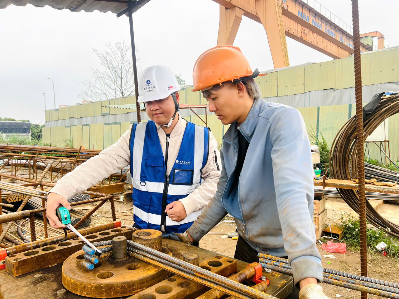 Khi phố phường rộn ràng đón Tết, nhịp búa máy vẫn vang trên cầu Ngọc Hồi- Ảnh 9. Khi phố phường rộn ràng đón Tết, nhịp búa máy vẫn vang trên cầu Ngọc Hồi- Ảnh 9.