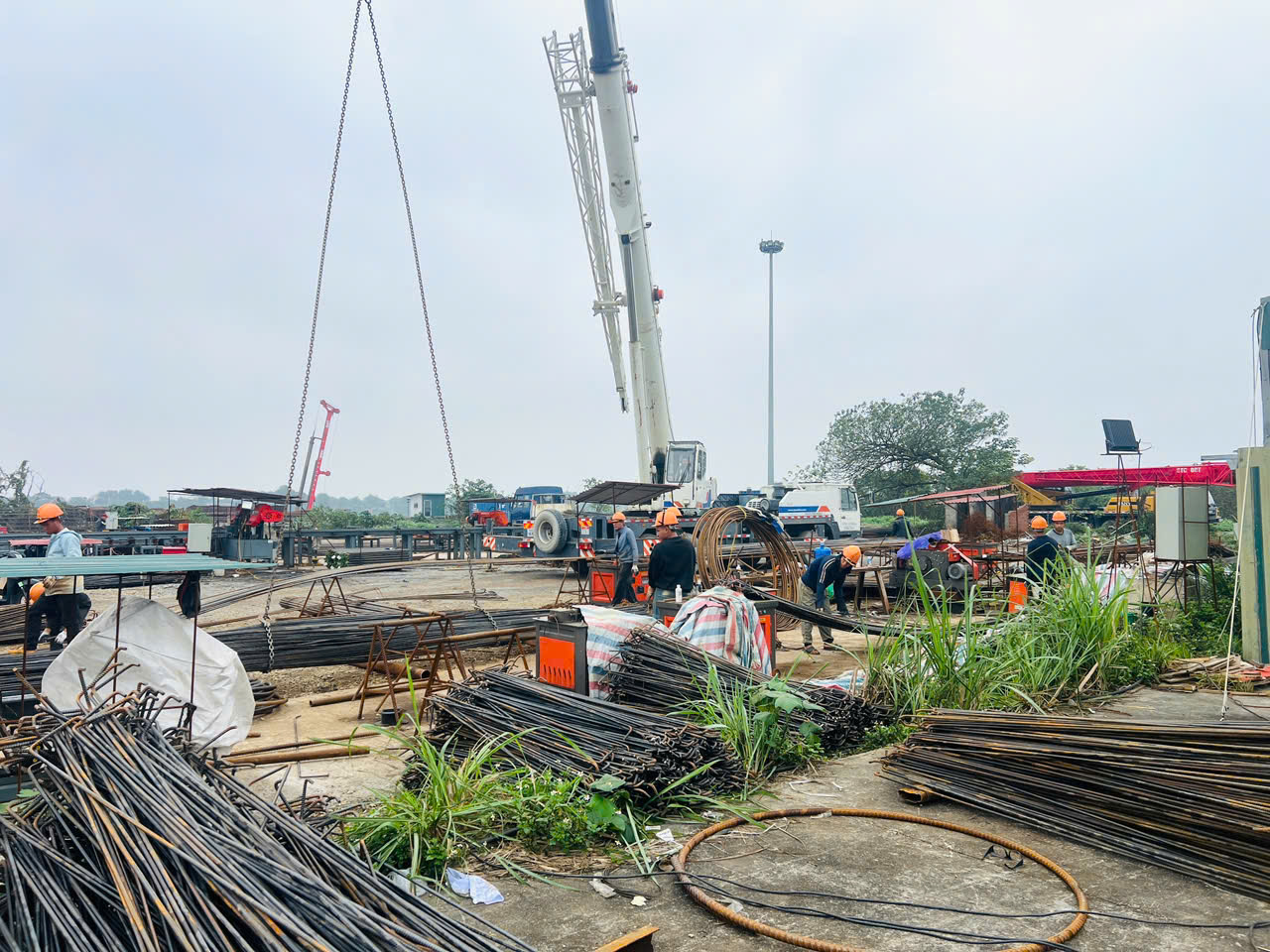 Khi phố phường rộn ràng đón Tết, nhịp búa máy vẫn vang trên cầu Ngọc Hồi- Ảnh 11. Khi phố phường rộn ràng đón Tết, nhịp búa máy vẫn vang trên cầu Ngọc Hồi- Ảnh 11.