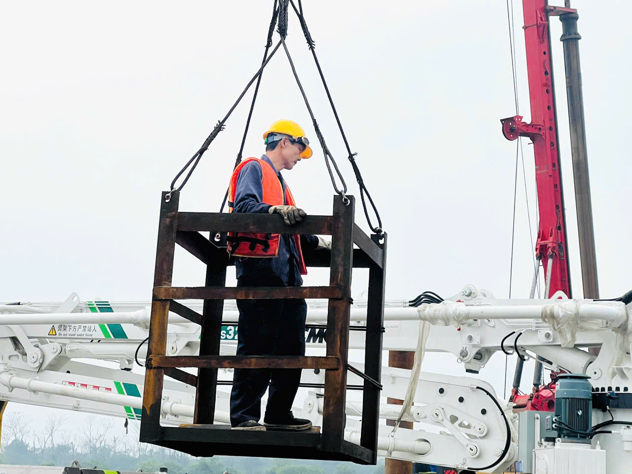 Khi phố phường rộn ràng đón Tết, nhịp búa máy vẫn vang trên cầu Ngọc Hồi- Ảnh 7. Khi phố phường rộn ràng đón Tết, nhịp búa máy vẫn vang trên cầu Ngọc Hồi- Ảnh 7.