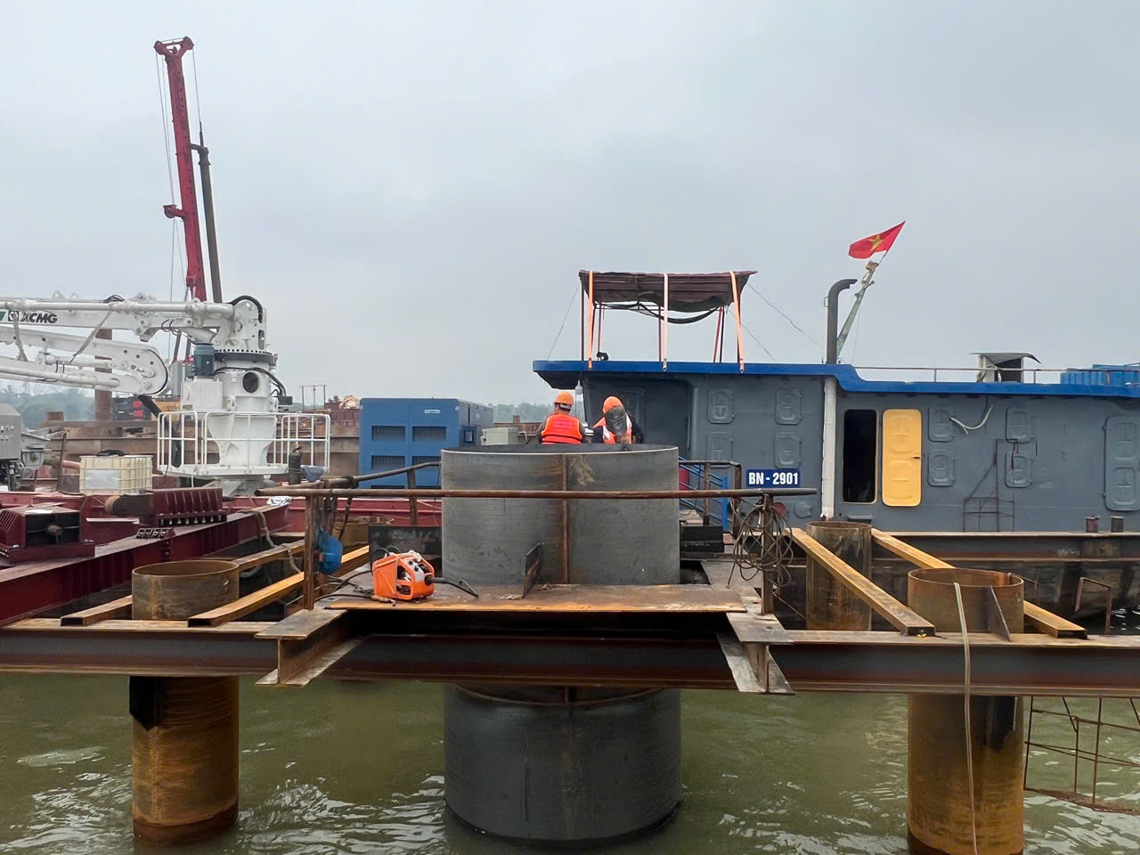 Khi phố phường rộn ràng đón Tết, nhịp búa máy vẫn vang trên cầu Ngọc Hồi- Ảnh 8. Khi phố phường rộn ràng đón Tết, nhịp búa máy vẫn vang trên cầu Ngọc Hồi- Ảnh 8.