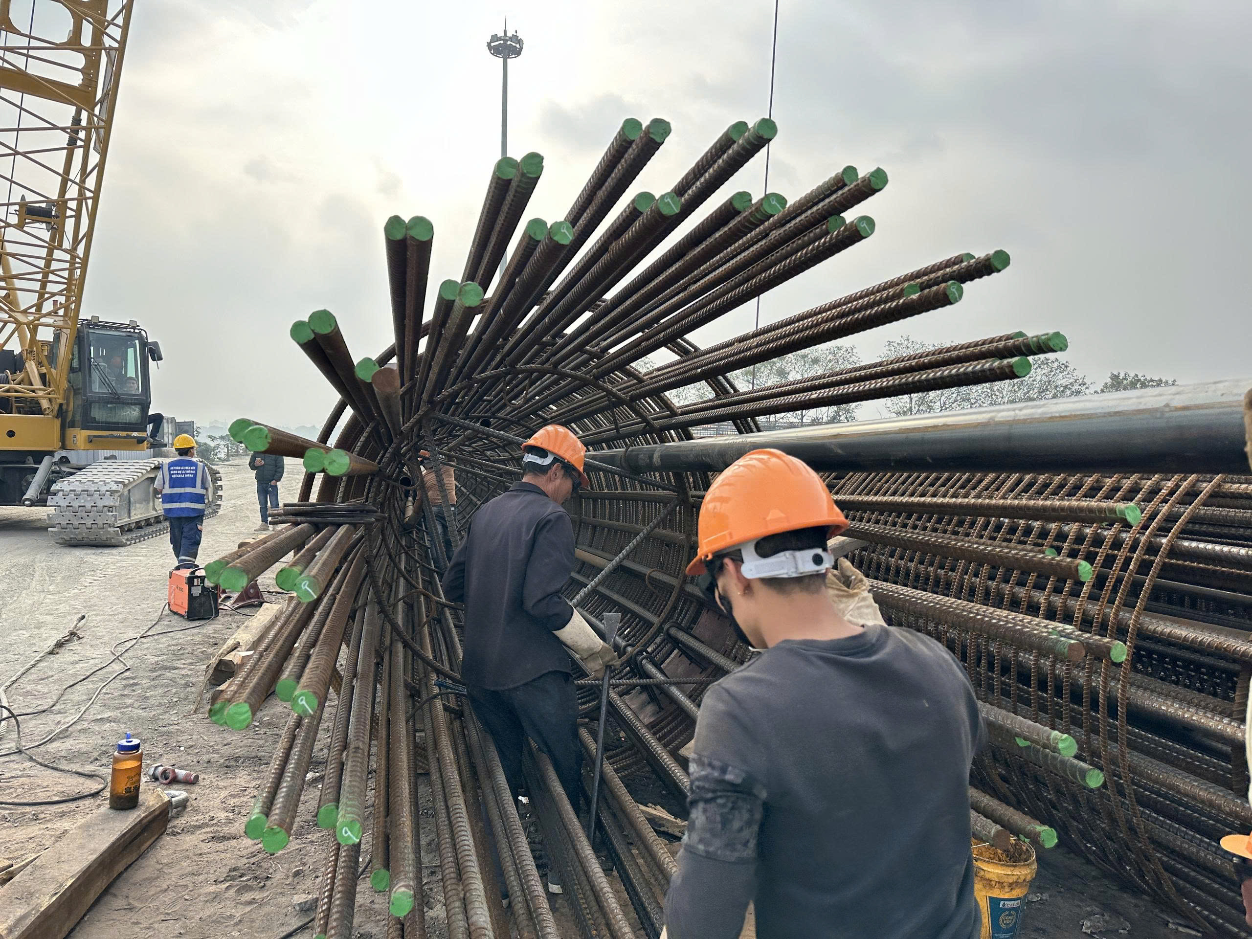 Khi phố phường rộn ràng đón Tết, nhịp búa máy vẫn vang trên cầu Ngọc Hồi- Ảnh 3. Khi phố phường rộn ràng đón Tết, nhịp búa máy vẫn vang trên cầu Ngọc Hồi- Ảnh 3.