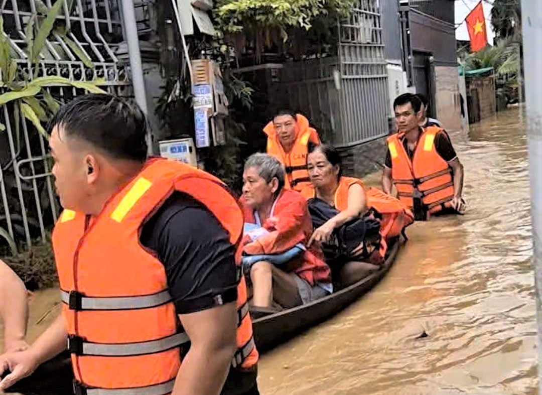 Mùa xuân của thượng tá công an bơi 2km trong đêm cứu dân- Ảnh 3. Mùa xuân của thượng tá công an bơi 2km trong đêm cứu dân- Ảnh 3.