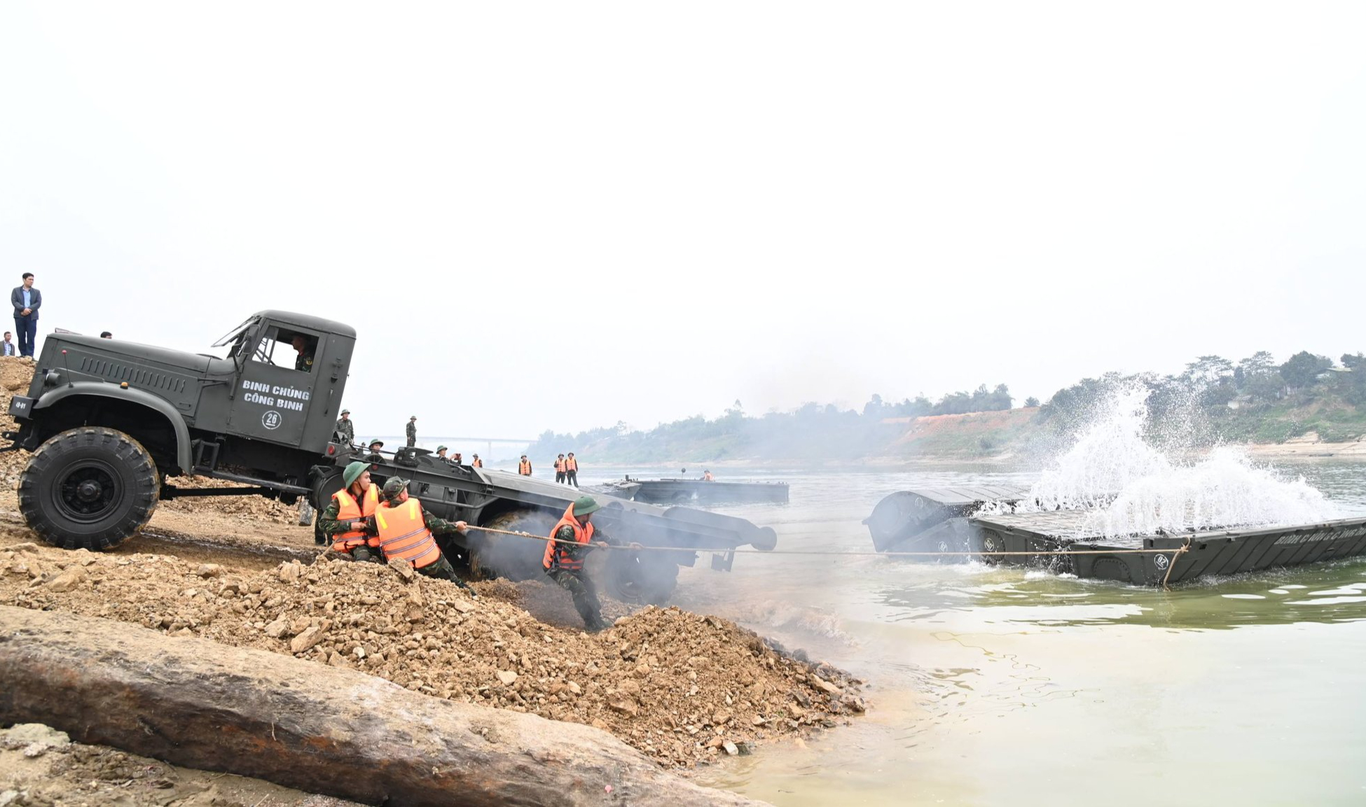 Cận cảnh Lữ đo&agrave;n 249 Binh chủng C&ocirc;ng binh lắp đặt cầu phao qua s&ocirc;ng L&ocirc;- Ảnh 4.