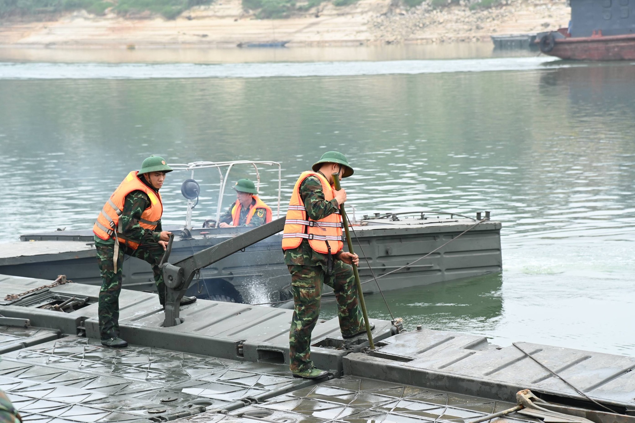 Cận cảnh Lữ đo&agrave;n 249 Binh chủng C&ocirc;ng binh lắp đặt cầu phao qua s&ocirc;ng L&ocirc;- Ảnh 5.