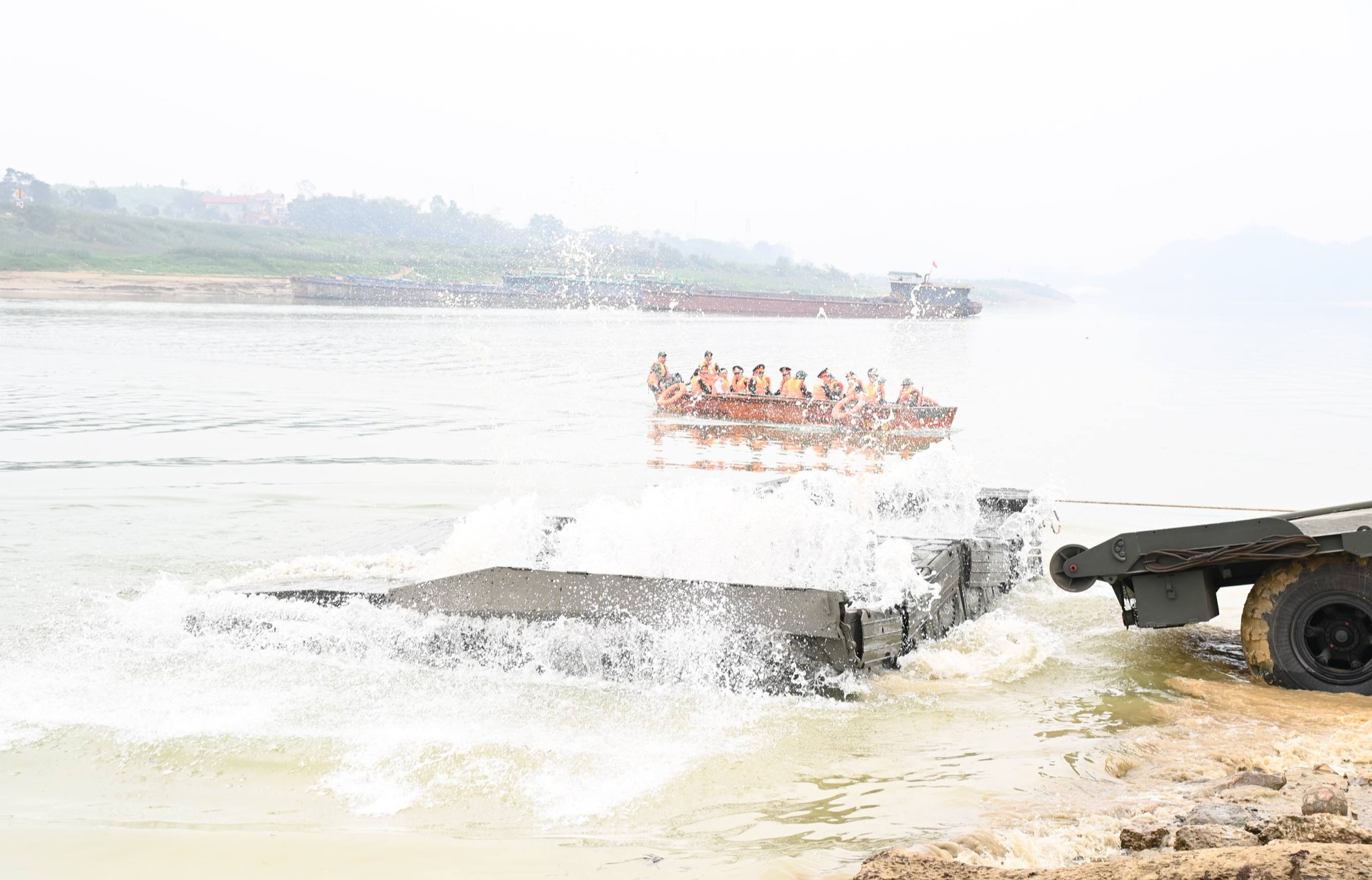 Cận cảnh Lữ đo&agrave;n 249 Binh chủng C&ocirc;ng binh lắp đặt cầu phao qua s&ocirc;ng L&ocirc;- Ảnh 6.