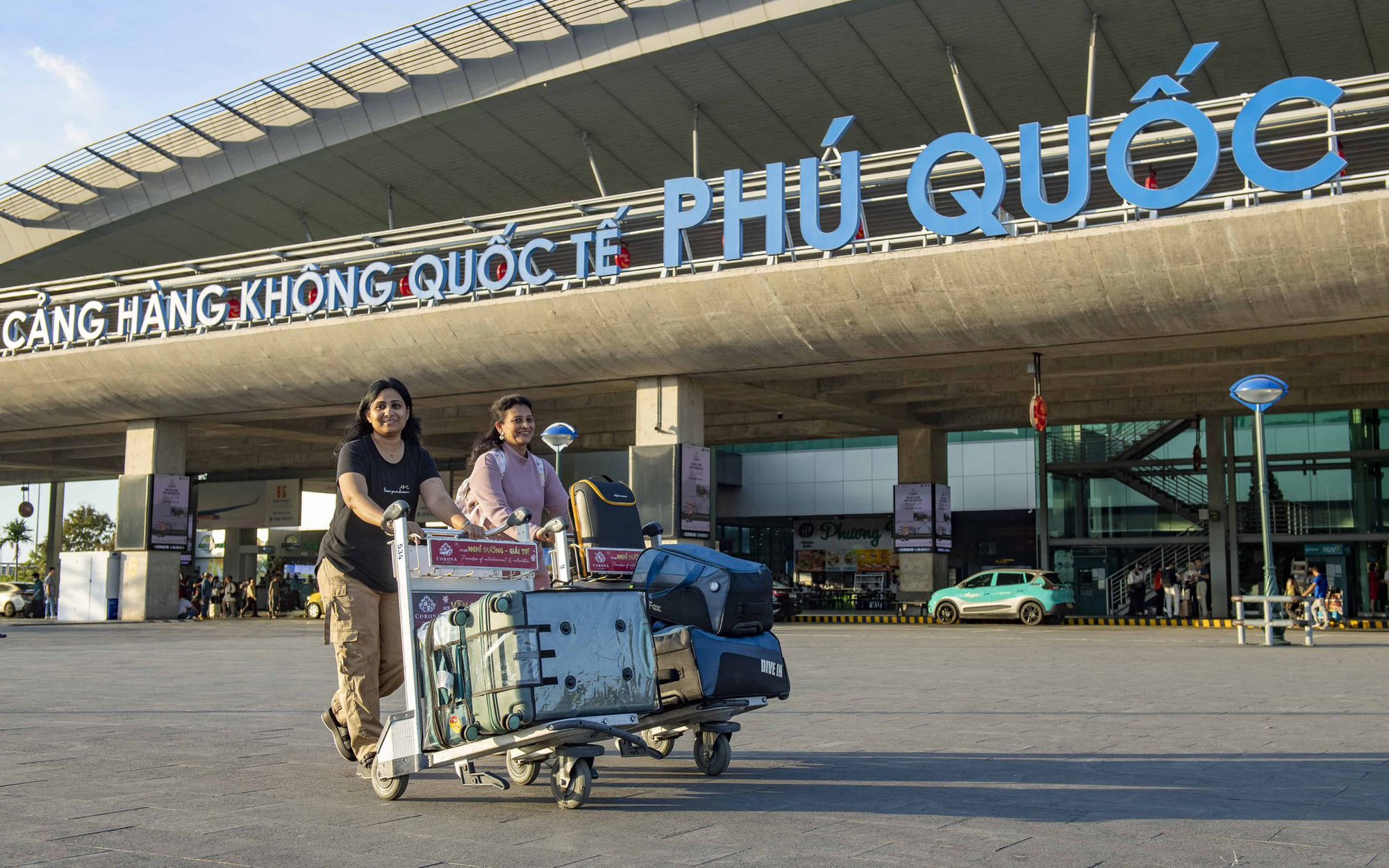 Cảng h&agrave;ng kh&ocirc;ng quốc tế Ph&uacute; Quốc lập kỷ lục đ&oacute;n 50 chuyến bay quốc tế một ng&agrave;y