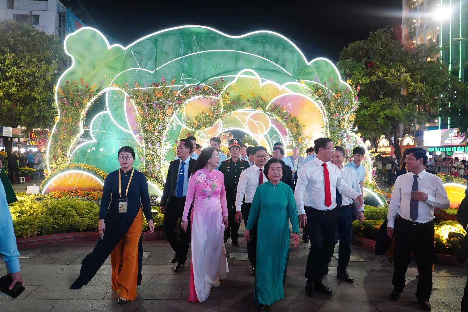 TP.HCM: Đường hoa Nguyễn Huệ thu h&uacute;t h&agrave;ng ng&agrave;n người tham quan thời khắc mở cửa- Ảnh 4.