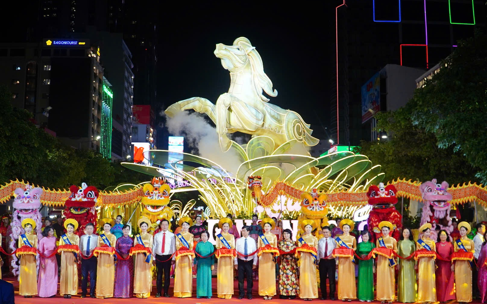 TP.HCM: Đường hoa Nguyễn Huệ thu h&uacute;t h&agrave;ng ng&agrave;n người tham quan thời khắc mở cửa