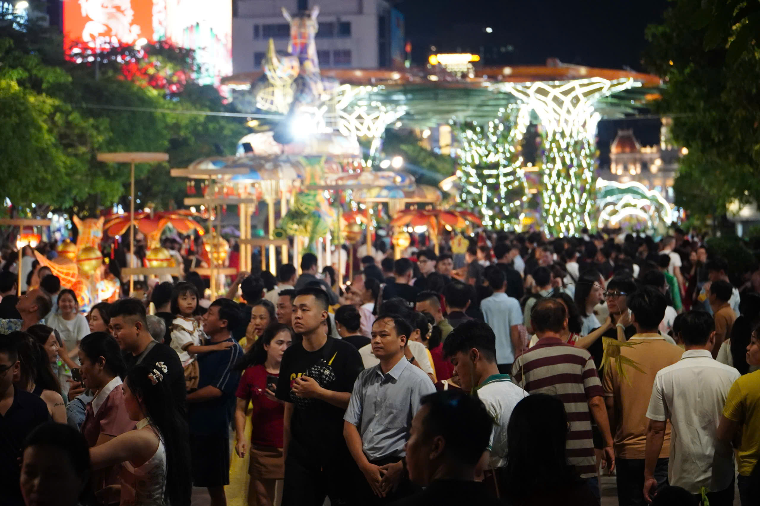 TP.HCM: Đường hoa Nguyễn Huệ thu h&uacute;t h&agrave;ng ng&agrave;n người tham quan thời khắc mở cửa- Ảnh 5.