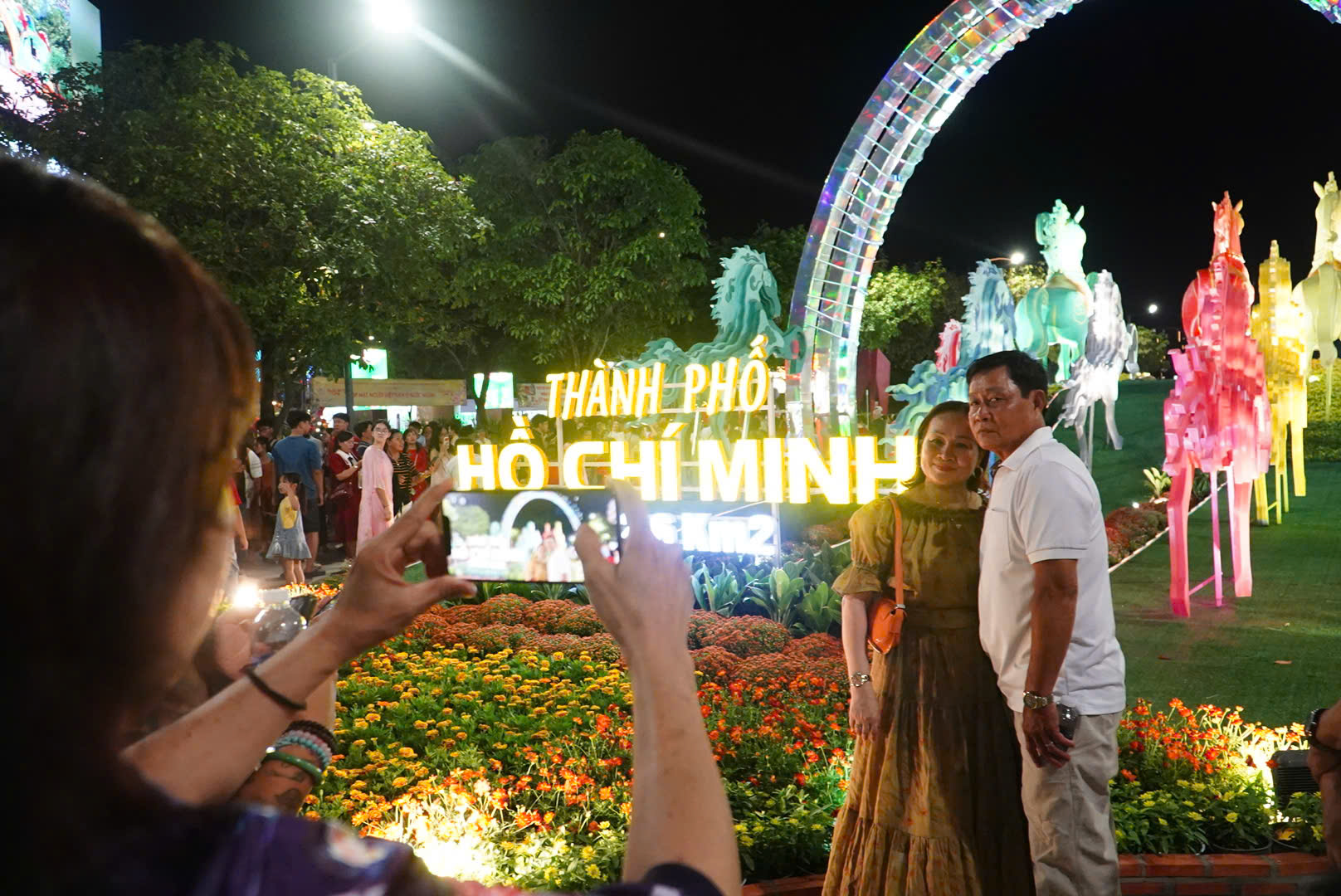 TP.HCM: Đường hoa Nguyễn Huệ thu h&uacute;t h&agrave;ng ng&agrave;n người tham quan thời khắc mở cửa- Ảnh 6.