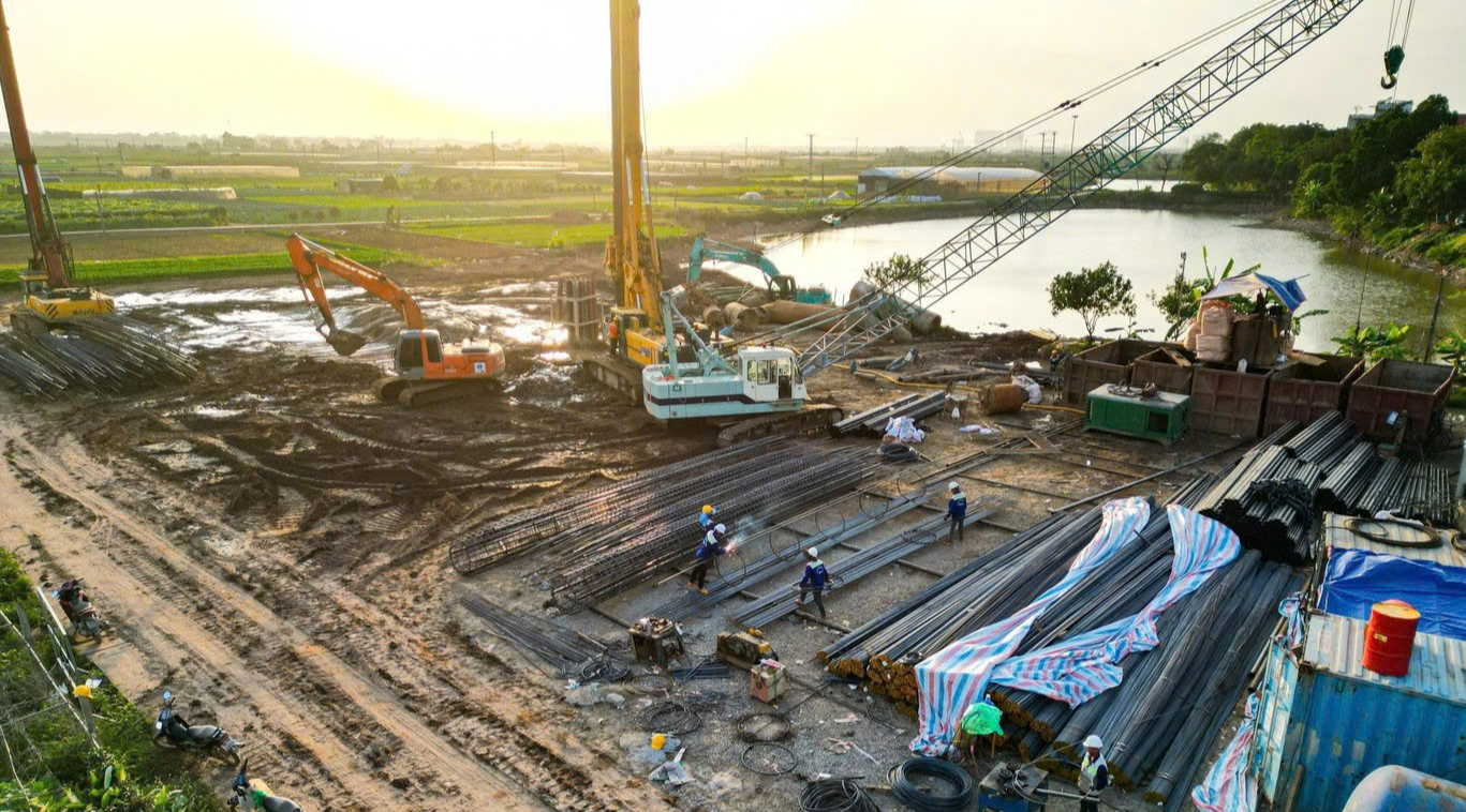 Khi phố phường rộn ràng đón Tết, nhịp búa máy vẫn vang trên cầu Ngọc Hồi- Ảnh 2. Khi phố phường rộn ràng đón Tết, nhịp búa máy vẫn vang trên cầu Ngọc Hồi- Ảnh 2.