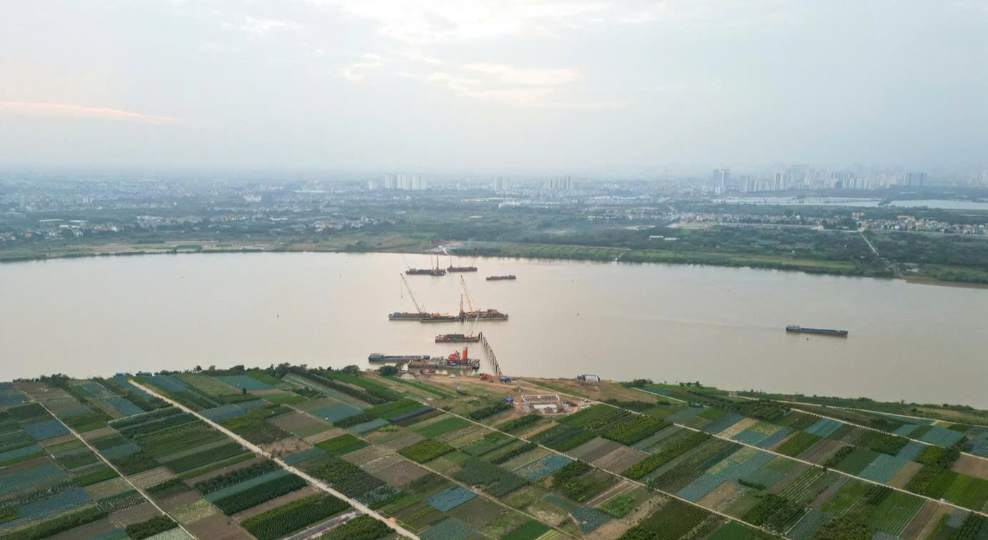 Khi phố phường rộn ràng đón Tết, nhịp búa máy vẫn vang trên cầu Ngọc Hồi- Ảnh 1. Khi phố phường rộn ràng đón Tết, nhịp búa máy vẫn vang trên cầu Ngọc Hồi- Ảnh 1.