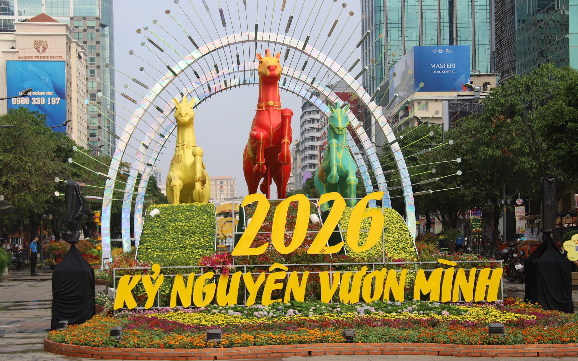 Cận cảnh đường hoa Nguyễn Huệ ở TP.HCM trước giờ khai mạc