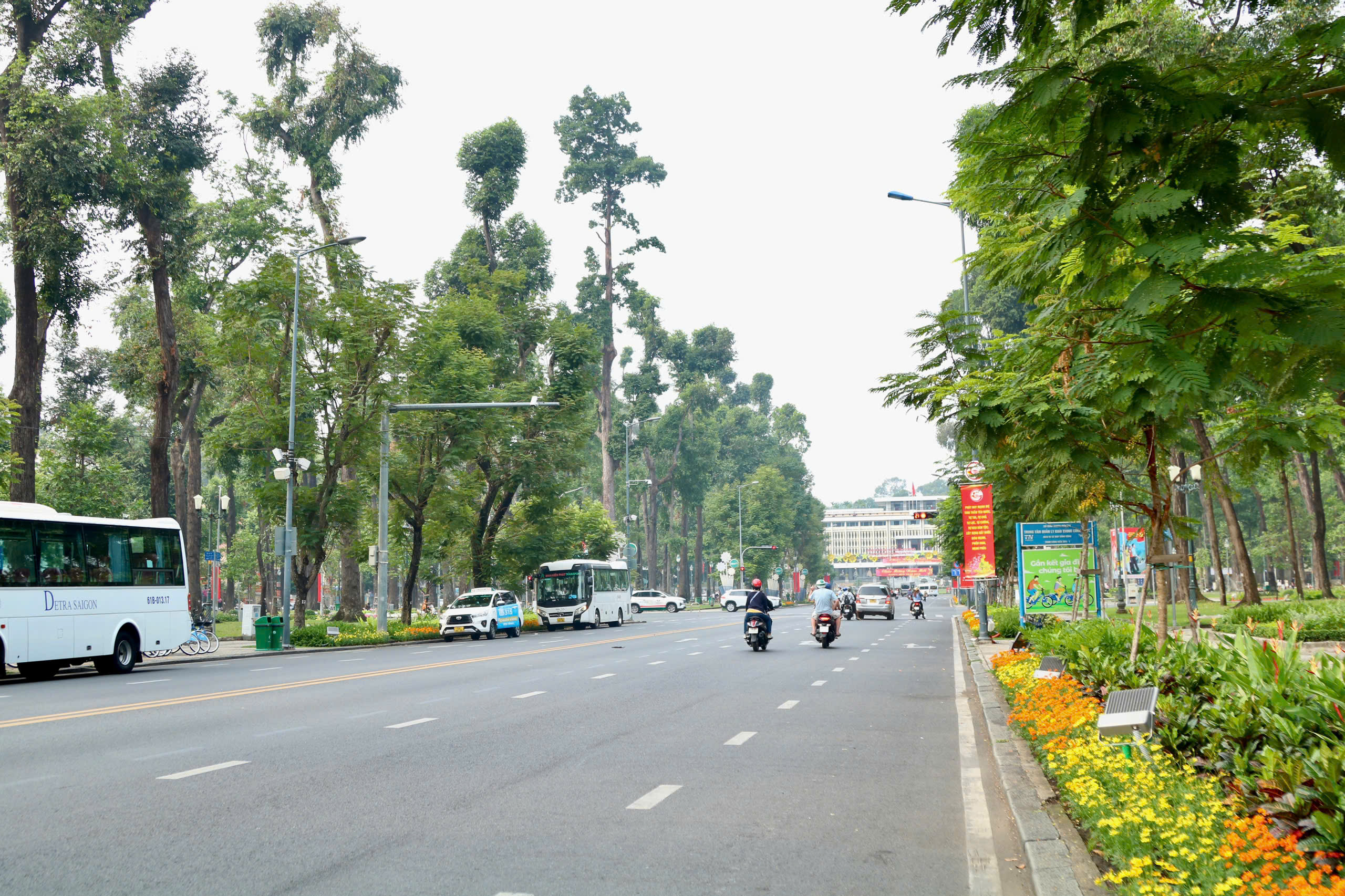 Cao điểm 28 Tết: H&agrave;ng kh&ocirc;ng, bến xe TP.HCM &ldquo;tăng nhiệt&rdquo;, phố x&aacute; thưa vắng- Ảnh 3.