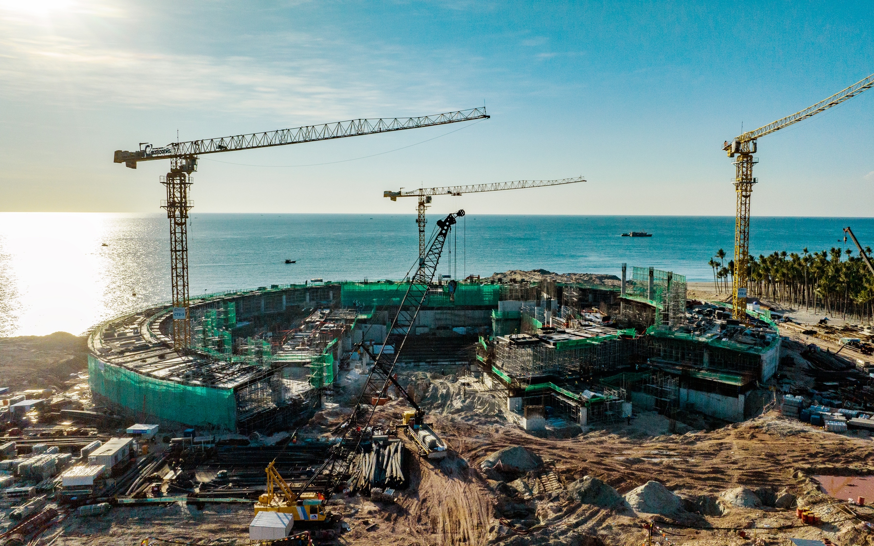 Công nhân bám trụ công trường xuyên Tết, đưa các công trình trọng điểm TP.HCM về đích- Ảnh 18. Hơn 6.200 công nhân, kỹ sư thi công xuyên Tết tại các dự án APEC ở Phú Quốc