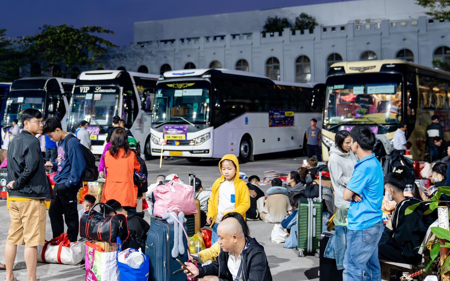 Bến xe H&agrave; Tĩnh tăng chuyến, kiểm so&aacute;t chặt gi&aacute; v&eacute; dịp Tết