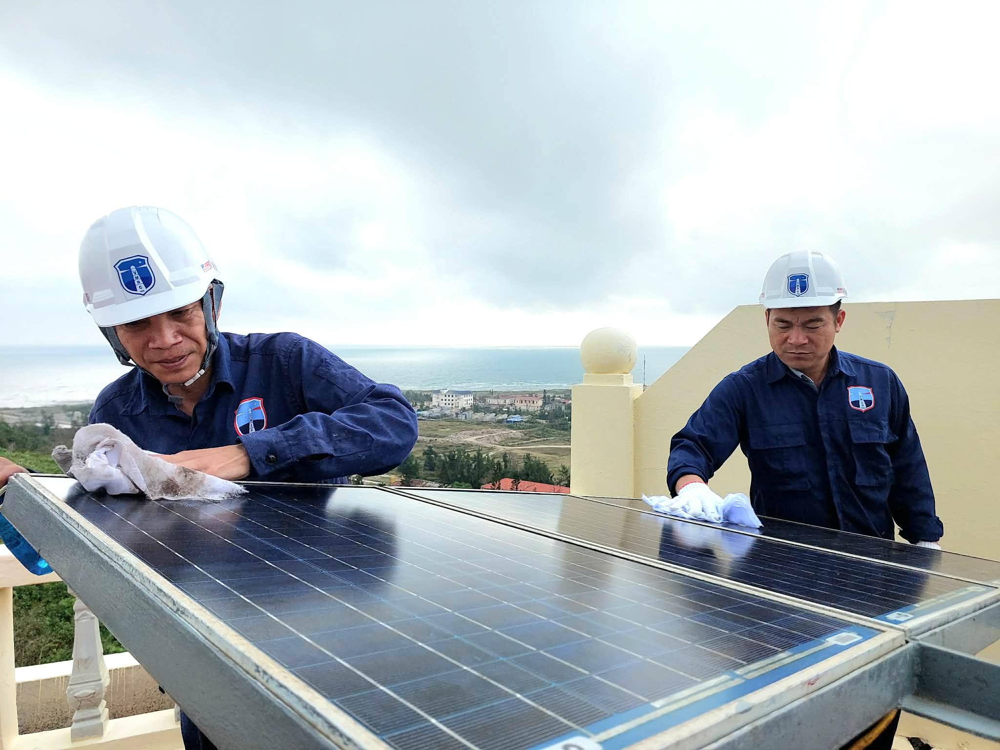 Tết của người gác đèn Bạch Long Vĩ- Ảnh 3. Tết của người gác đèn Bạch Long Vĩ- Ảnh 3.