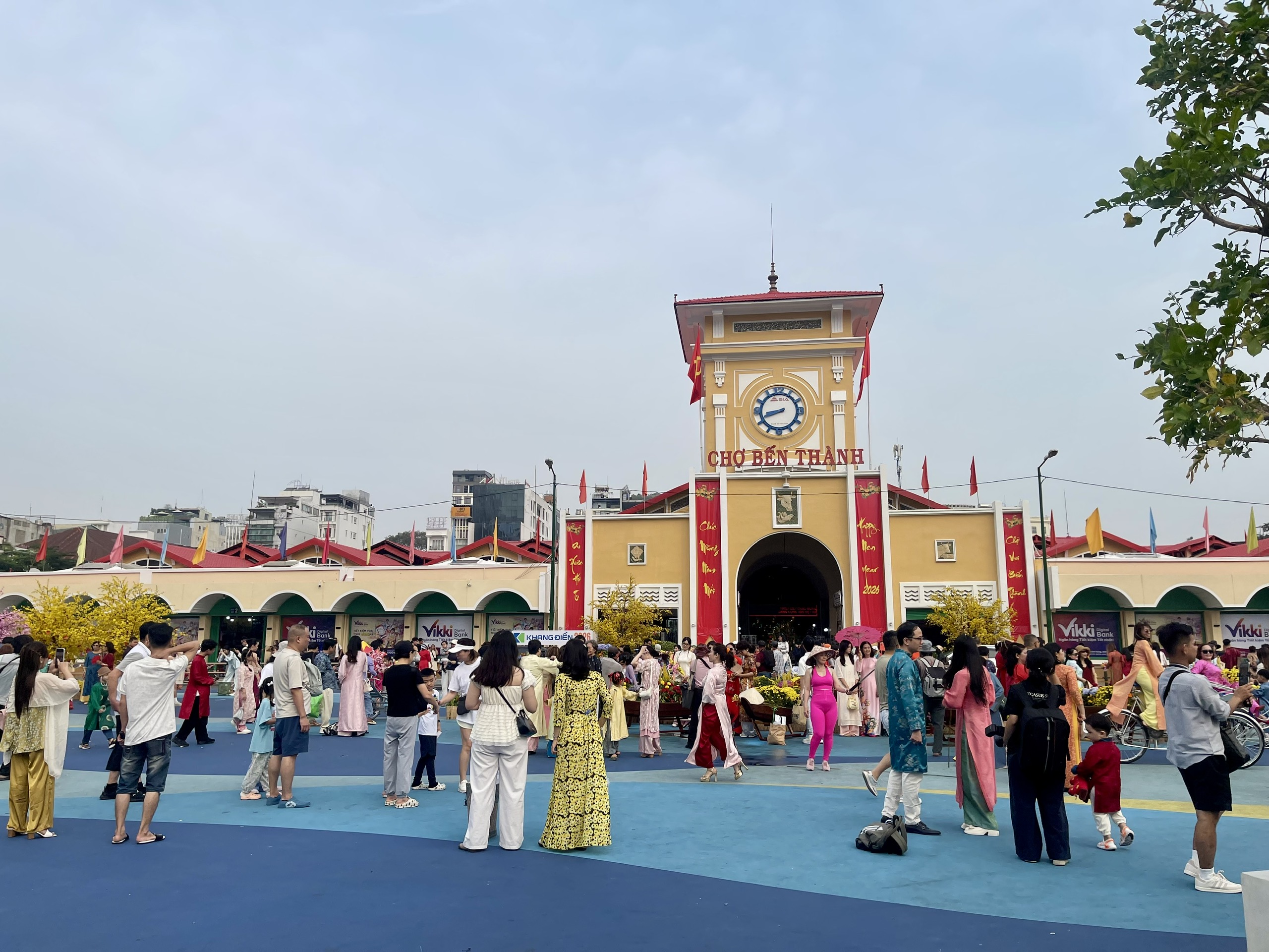 Cao điểm 28 Tết: H&agrave;ng kh&ocirc;ng, bến xe TP.HCM &ldquo;tăng nhiệt&rdquo;, phố x&aacute; thưa vắng- Ảnh 4.