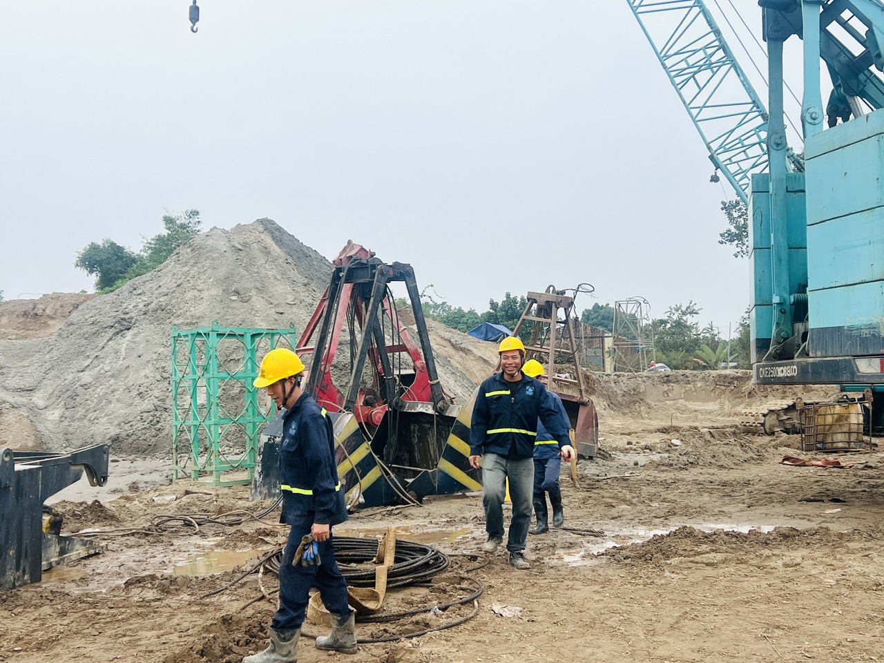 C&ocirc;ng nh&acirc;n b&aacute;m trụ, giữ tiến độ cầu Tứ Li&ecirc;n những ng&agrave;y gi&aacute;p Tết- Ảnh 2.