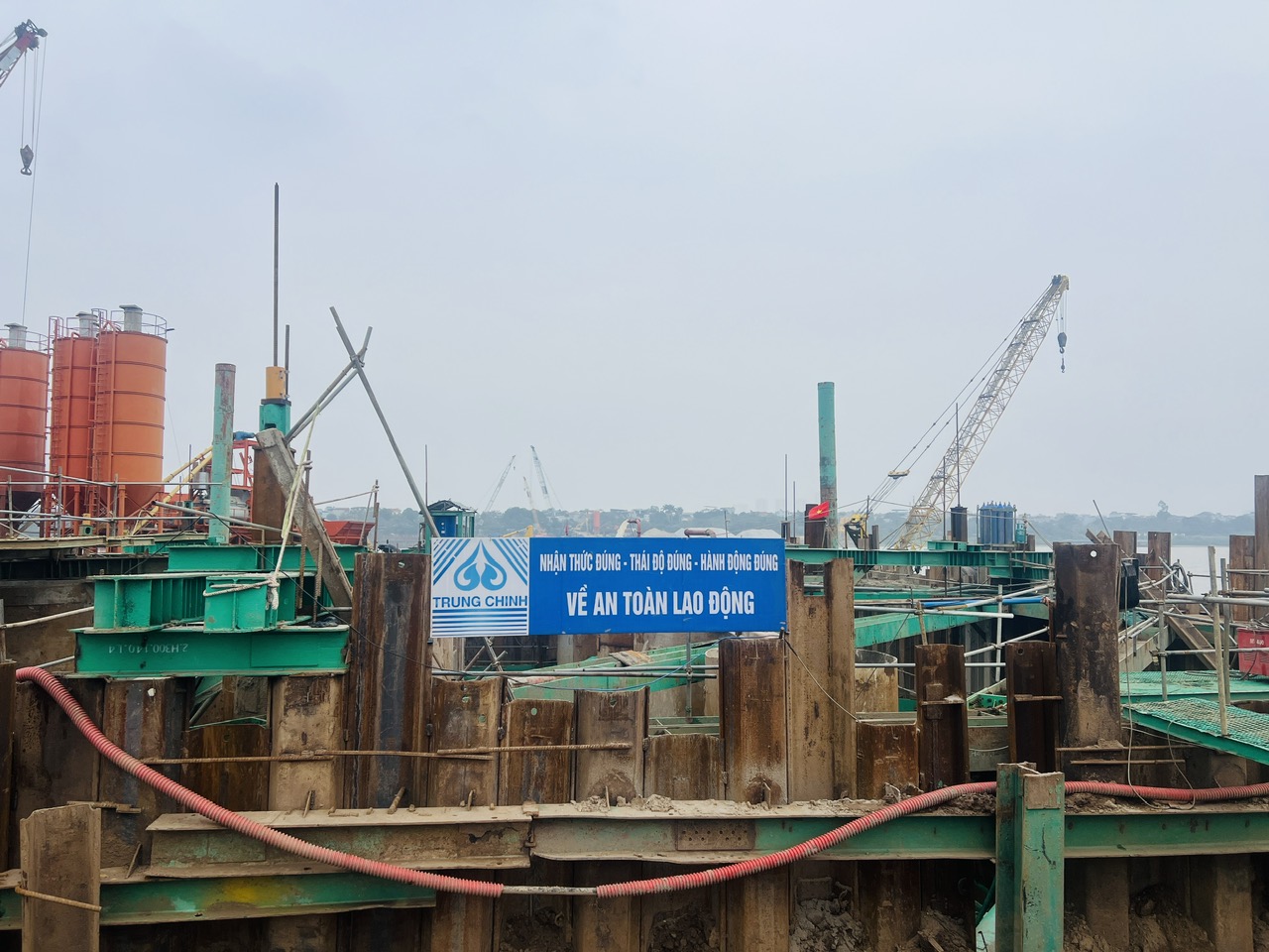 C&ocirc;ng nh&acirc;n b&aacute;m trụ, giữ tiến độ cầu Tứ Li&ecirc;n những ng&agrave;y gi&aacute;p Tết- Ảnh 9.