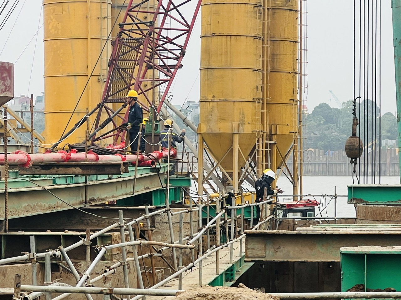 C&ocirc;ng nh&acirc;n b&aacute;m trụ, giữ tiến độ cầu Tứ Li&ecirc;n những ng&agrave;y gi&aacute;p Tết- Ảnh 10.