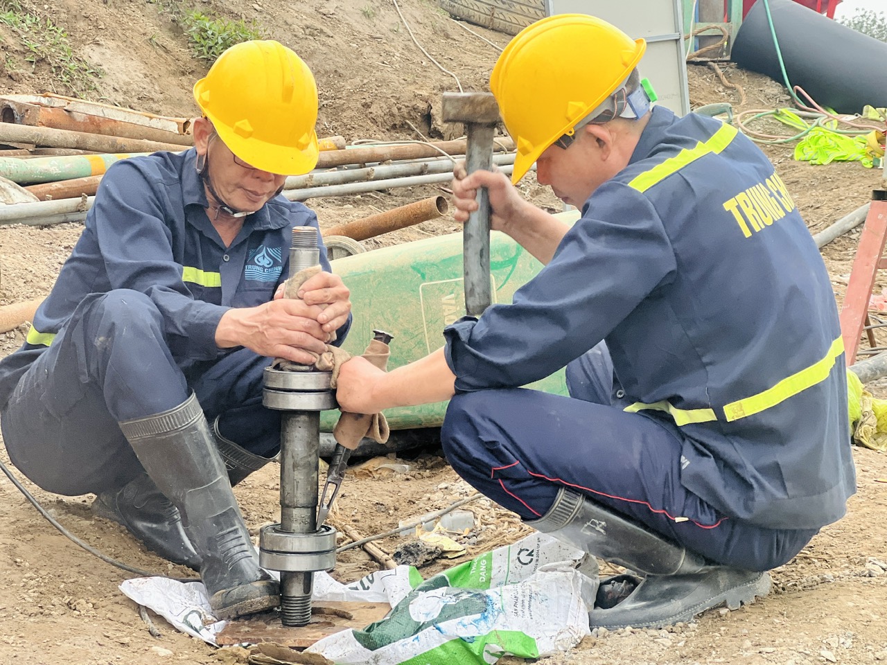 C&ocirc;ng nh&acirc;n b&aacute;m trụ, giữ tiến độ cầu Tứ Li&ecirc;n những ng&agrave;y gi&aacute;p Tết- Ảnh 4.