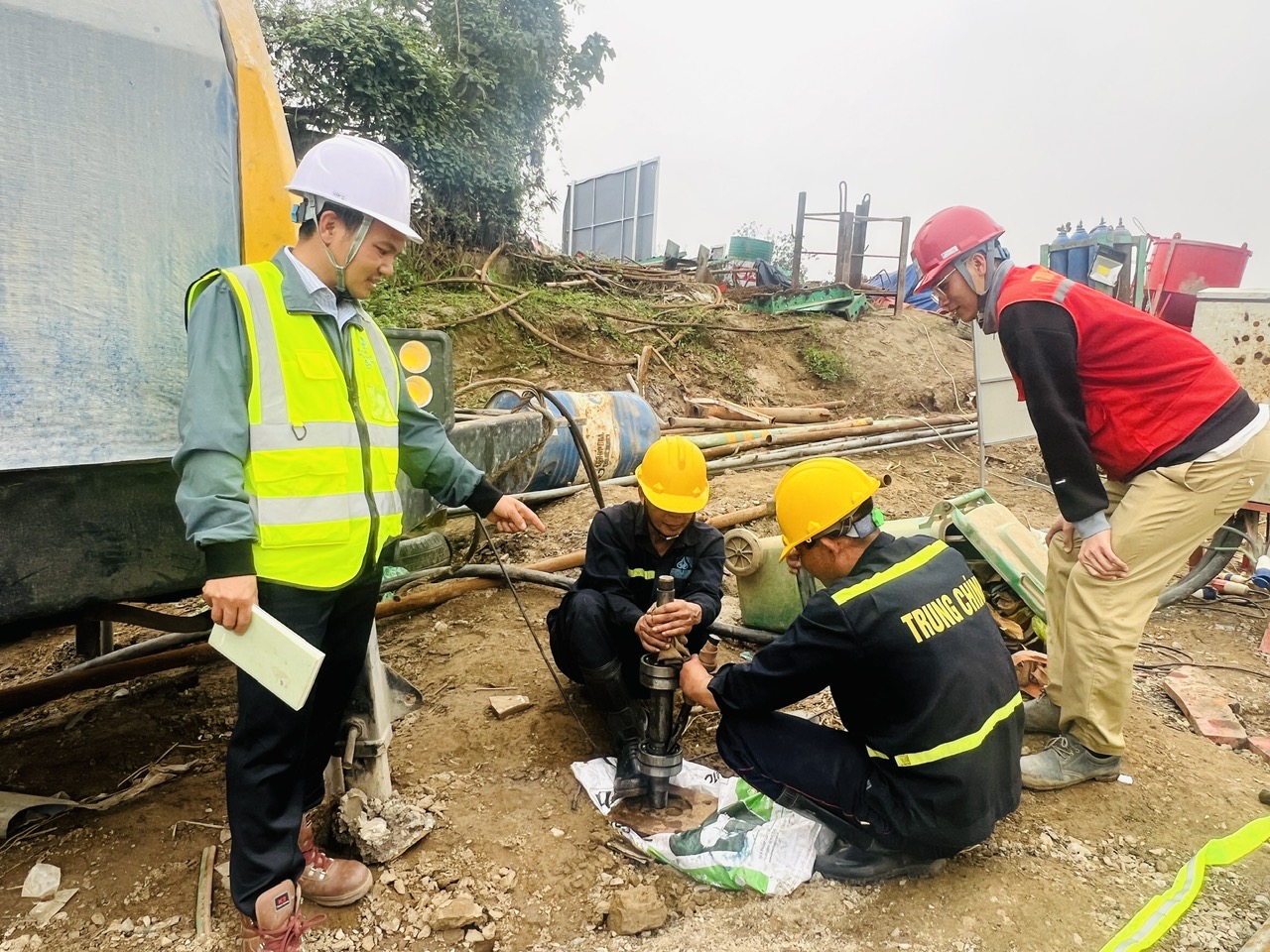 C&ocirc;ng nh&acirc;n b&aacute;m trụ, giữ tiến độ cầu Tứ Li&ecirc;n những ng&agrave;y gi&aacute;p Tết- Ảnh 3.