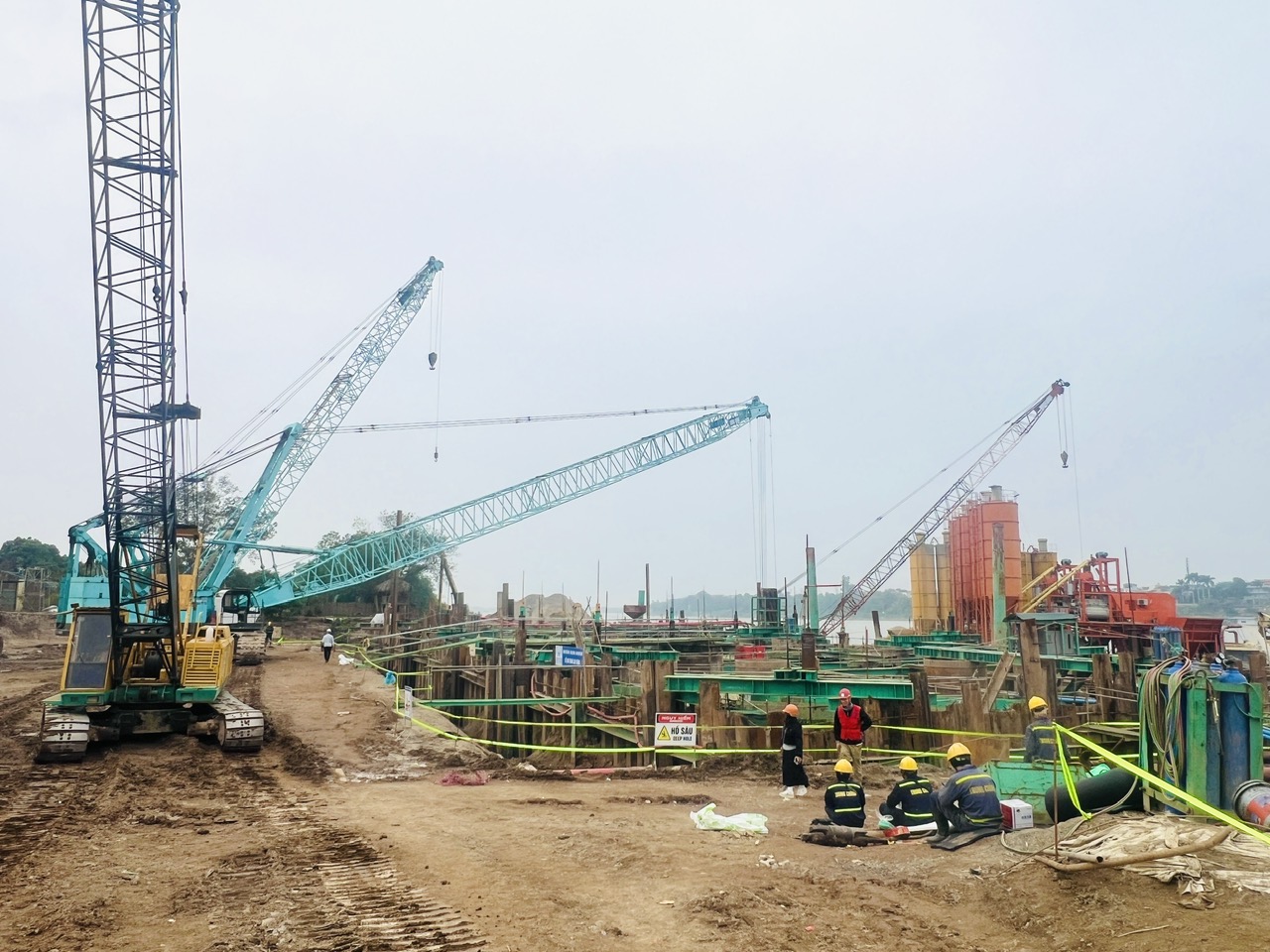 C&ocirc;ng nh&acirc;n b&aacute;m trụ, giữ tiến độ cầu Tứ Li&ecirc;n những ng&agrave;y gi&aacute;p Tết- Ảnh 13.