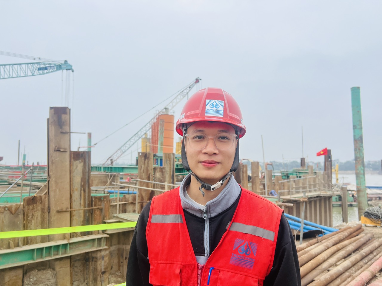 C&ocirc;ng nh&acirc;n b&aacute;m trụ, giữ tiến độ cầu Tứ Li&ecirc;n những ng&agrave;y gi&aacute;p Tết- Ảnh 7.