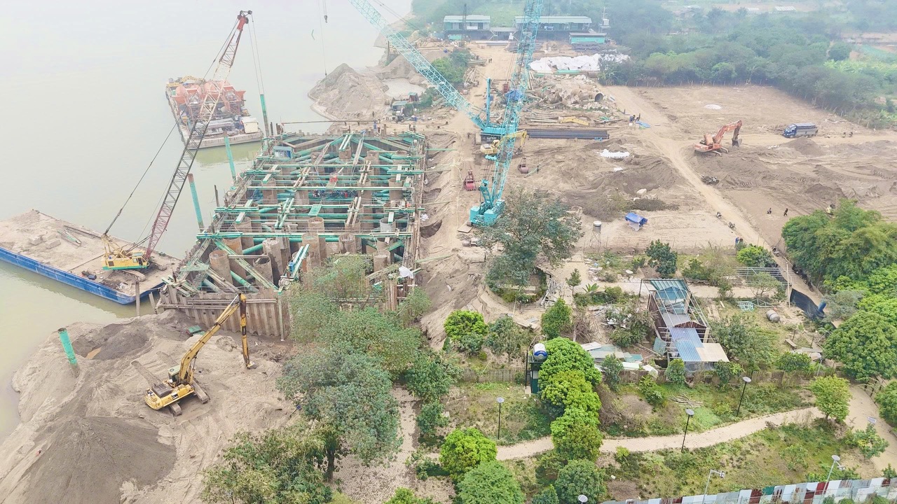 C&ocirc;ng nh&acirc;n b&aacute;m trụ, giữ tiến độ cầu Tứ Li&ecirc;n những ng&agrave;y gi&aacute;p Tết- Ảnh 1.