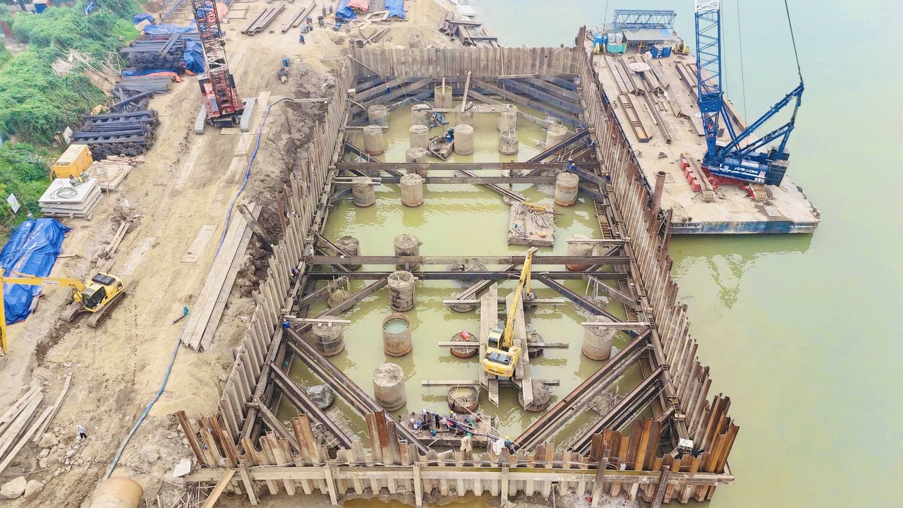 C&ocirc;ng nh&acirc;n b&aacute;m trụ, giữ tiến độ cầu Tứ Li&ecirc;n những ng&agrave;y gi&aacute;p Tết- Ảnh 8.