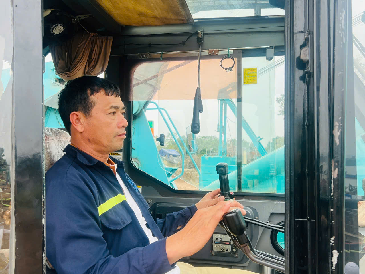 C&ocirc;ng nh&acirc;n b&aacute;m trụ, giữ tiến độ cầu Tứ Li&ecirc;n những ng&agrave;y gi&aacute;p Tết- Ảnh 5.