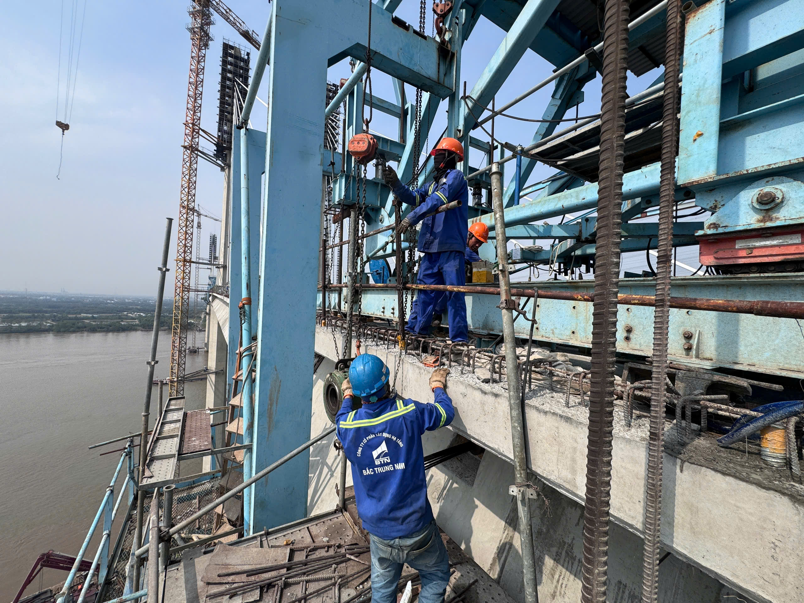 Công nhân bám trụ công trường xuyên Tết, đưa các công trình trọng điểm TP.HCM về đích- Ảnh 14. Công nhân bám trụ công trường xuyên Tết, đưa các công trình trọng điểm TP.HCM về đích- Ảnh 14.