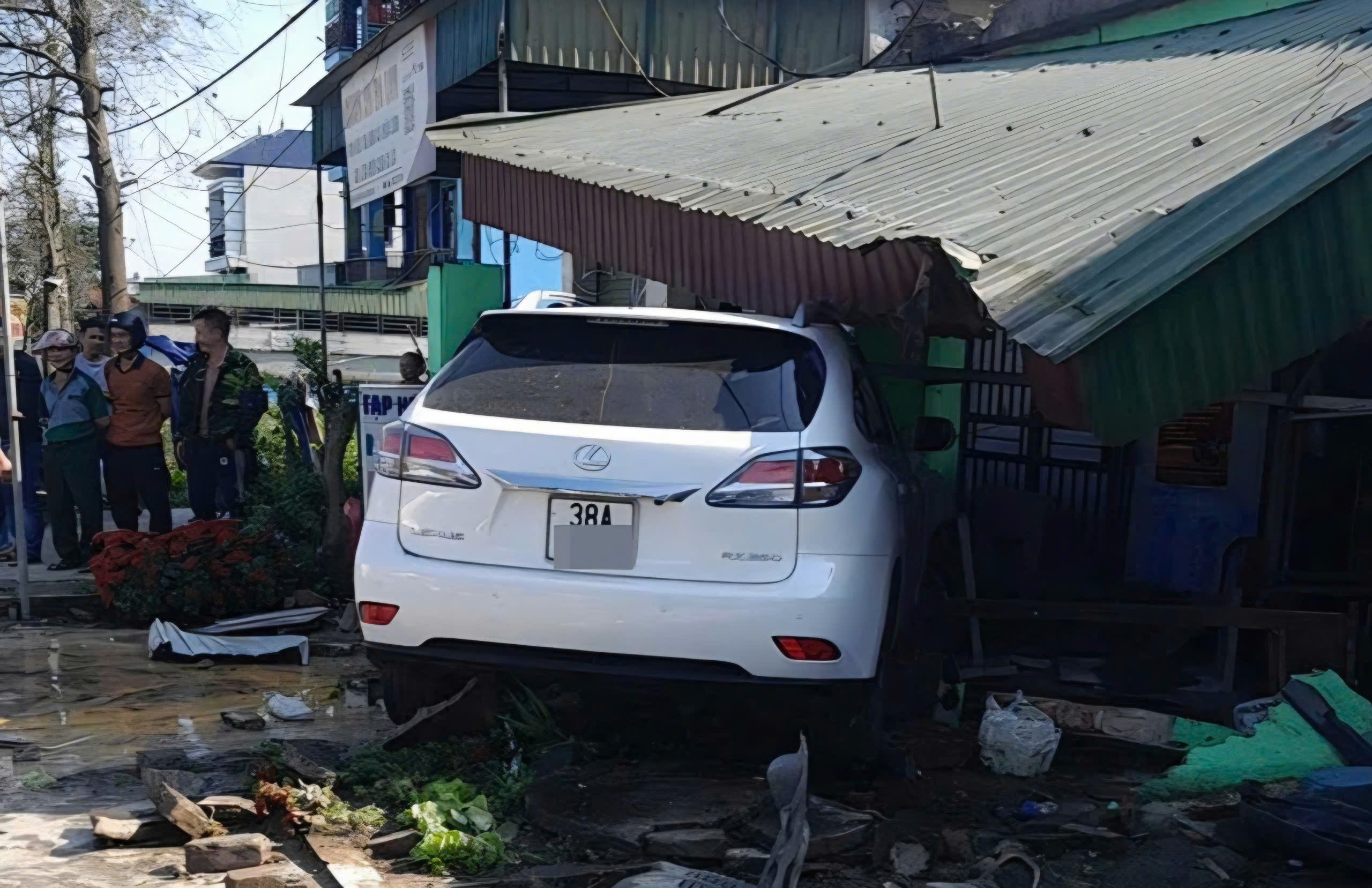 Hà Tĩnh: Ô tô tông xe máy gây tai nạn liên hoàn, 3 người bị thương- Ảnh 2. Hà Tĩnh: Ô tô tông xe máy gây tai nạn liên hoàn, 3 người bị thương- Ảnh 2.