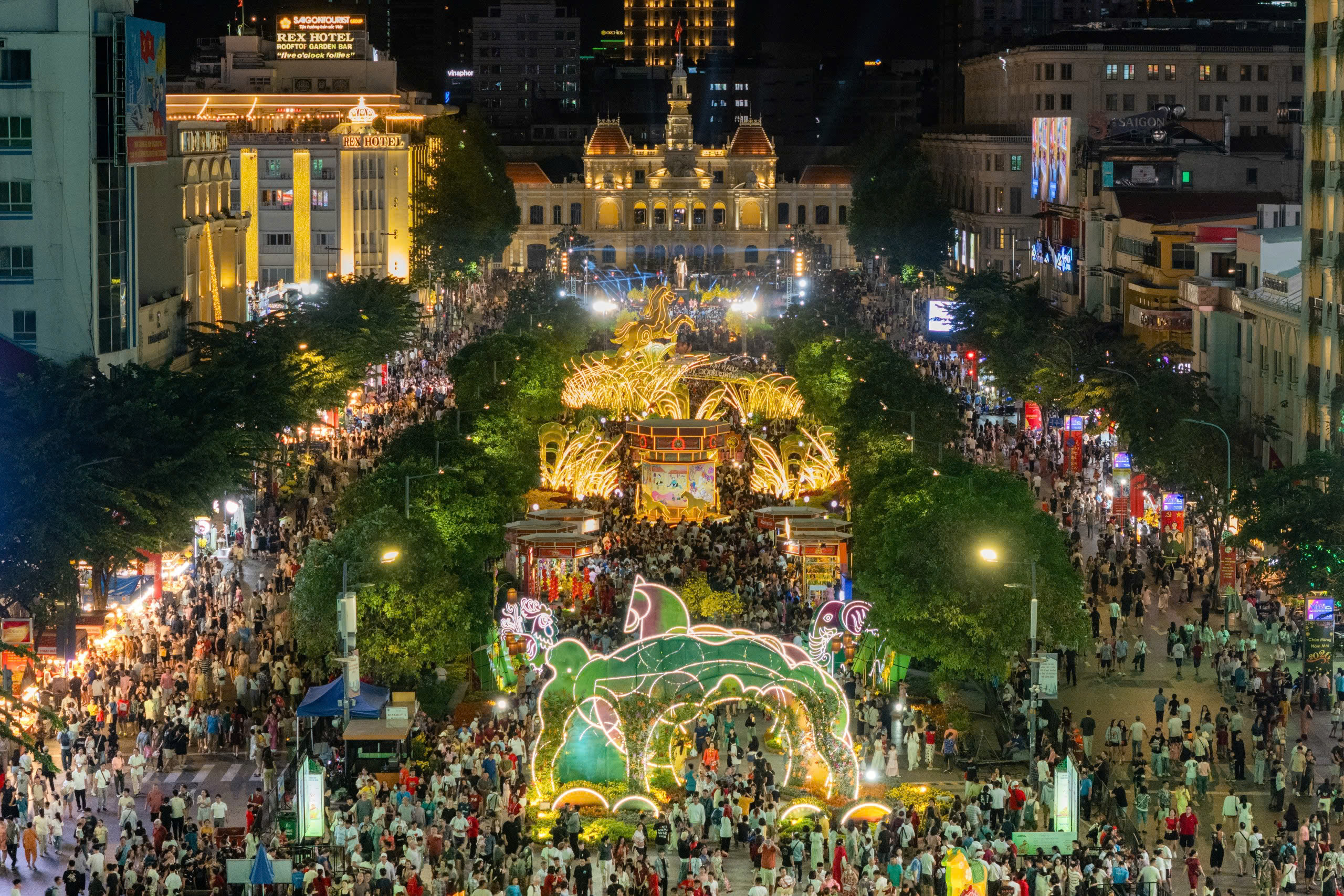 TP.HCM: Đường hoa Nguyễn Huệ thu h&uacute;t h&agrave;ng ng&agrave;n người tham quan thời khắc mở cửa- Ảnh 3.