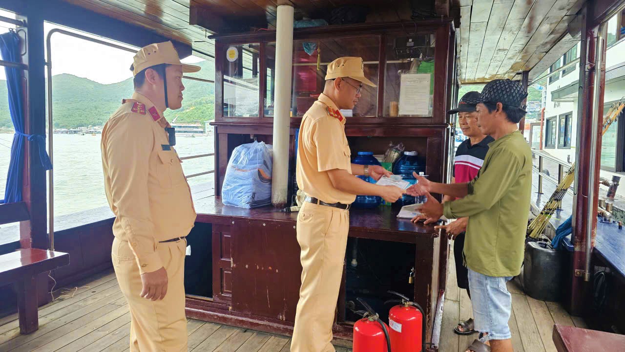 Giữ an toàn cho những chuyến tàu du lịch biển đảo- Ảnh 1. Giữ an toàn cho những chuyến tàu du lịch biển đảo- Ảnh 1.