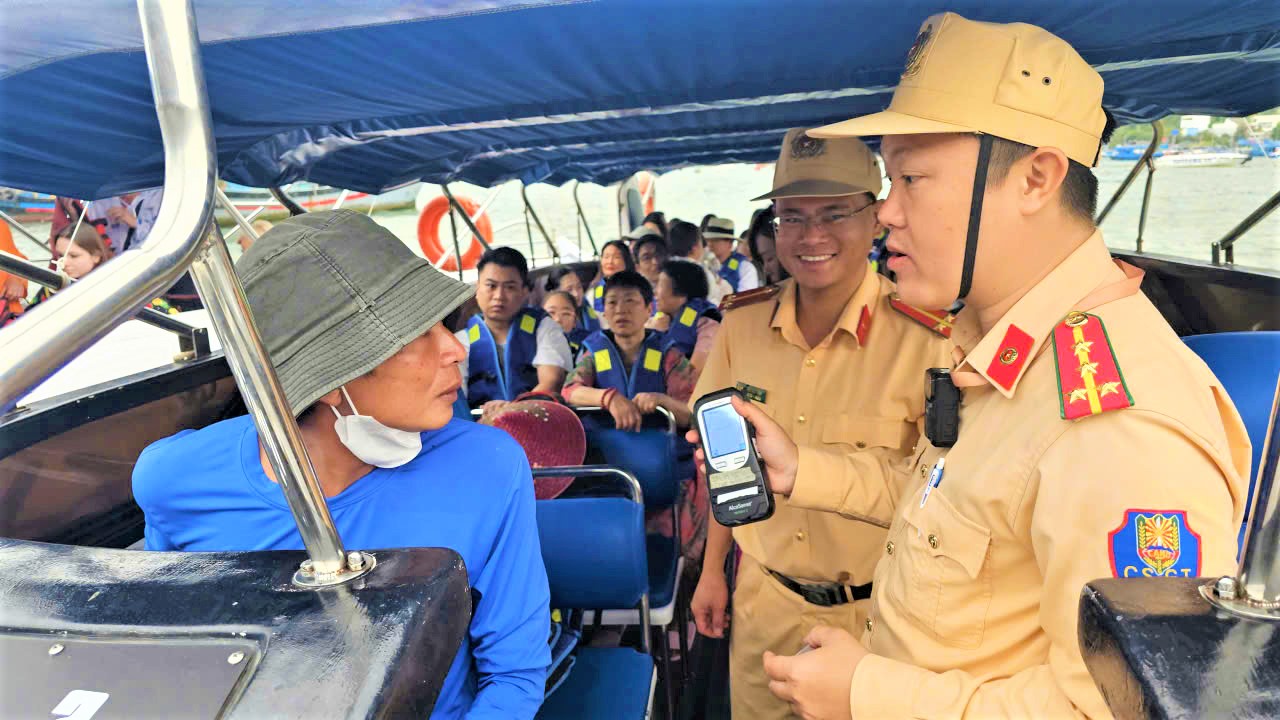 Giữ an toàn cho những chuyến tàu du lịch biển đảo- Ảnh 2. Giữ an toàn cho những chuyến tàu du lịch biển đảo- Ảnh 2.