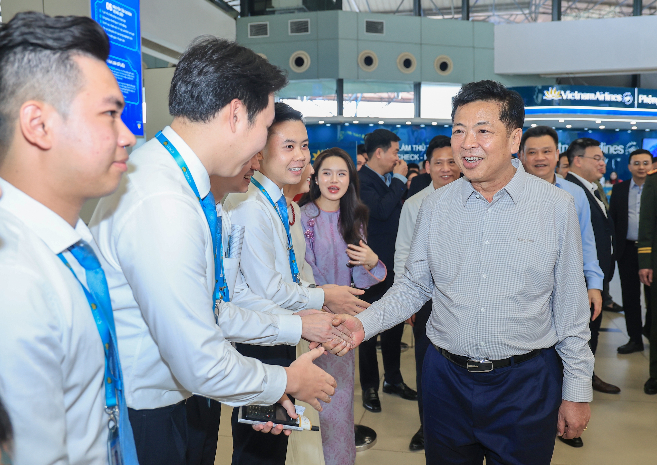 Bộ trưởng Trần Hồng Minh trao l&igrave; x&igrave;, gửi lời ch&uacute;c đầu xu&acirc;n tới h&agrave;nh kh&aacute;ch chiều 29 Tết- Ảnh 2.