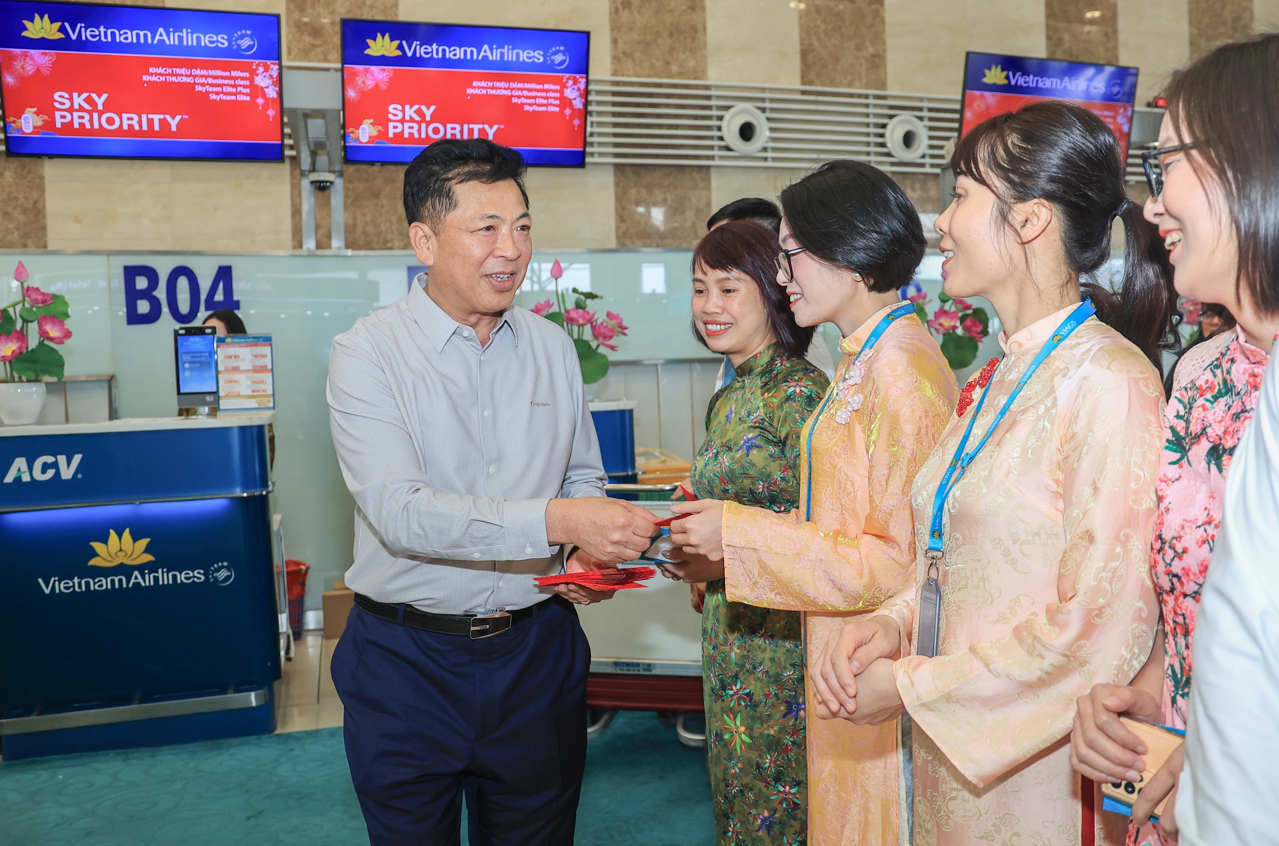 Bộ trưởng Trần Hồng Minh trao l&igrave; x&igrave;, gửi lời ch&uacute;c đầu xu&acirc;n tới h&agrave;nh kh&aacute;ch chiều 29 Tết- Ảnh 3.