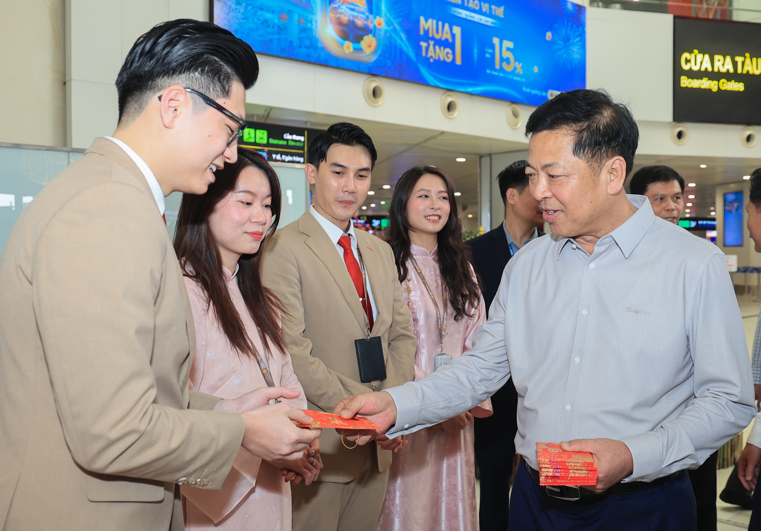 Bộ trưởng Trần Hồng Minh trao l&igrave; x&igrave;, gửi lời ch&uacute;c đầu xu&acirc;n tới h&agrave;nh kh&aacute;ch chiều 29 Tết- Ảnh 4.