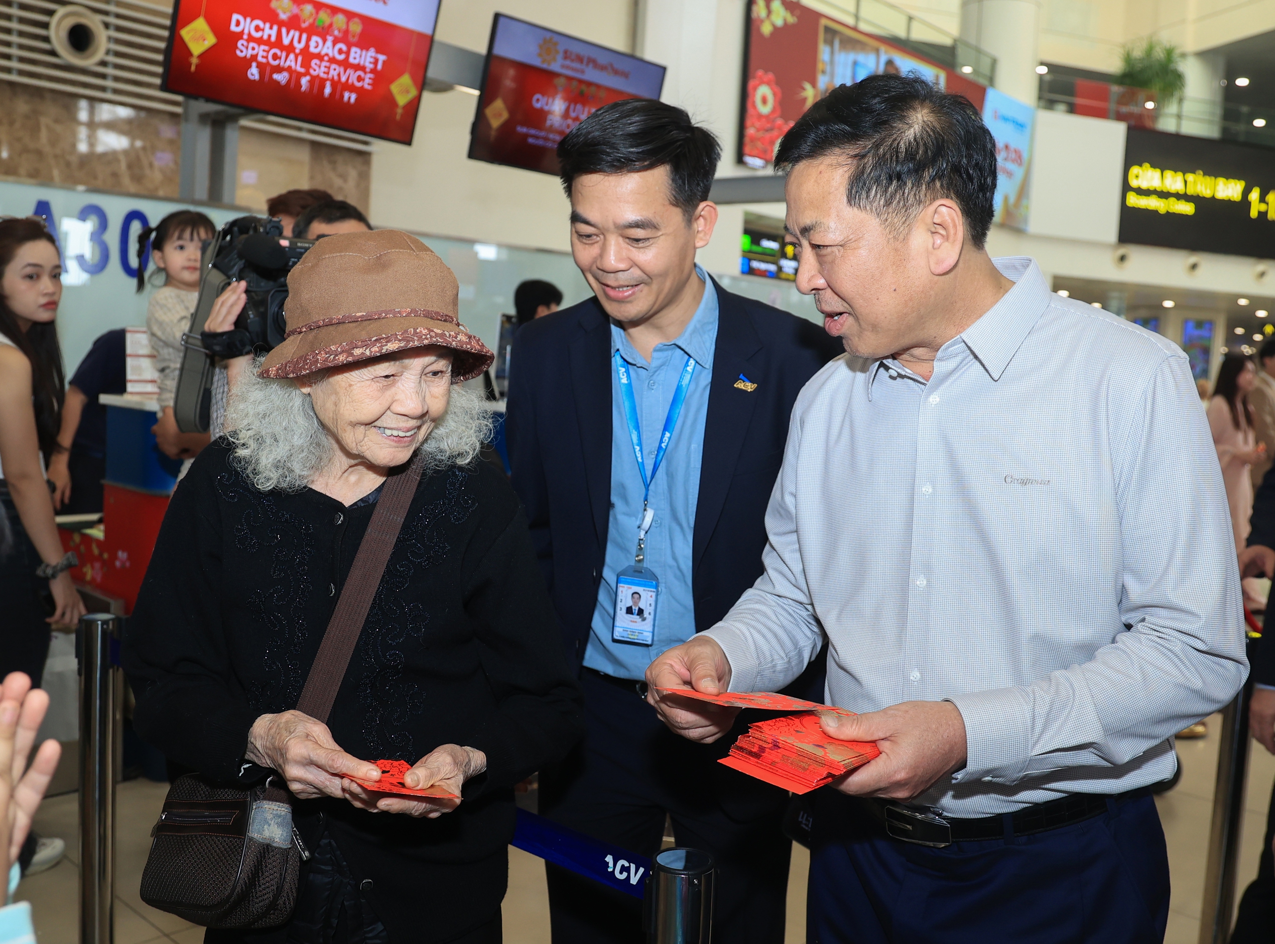 Bộ trưởng Trần Hồng Minh trao l&igrave; x&igrave;, gửi lời ch&uacute;c đầu xu&acirc;n tới h&agrave;nh kh&aacute;ch chiều 29 Tết- Ảnh 7.