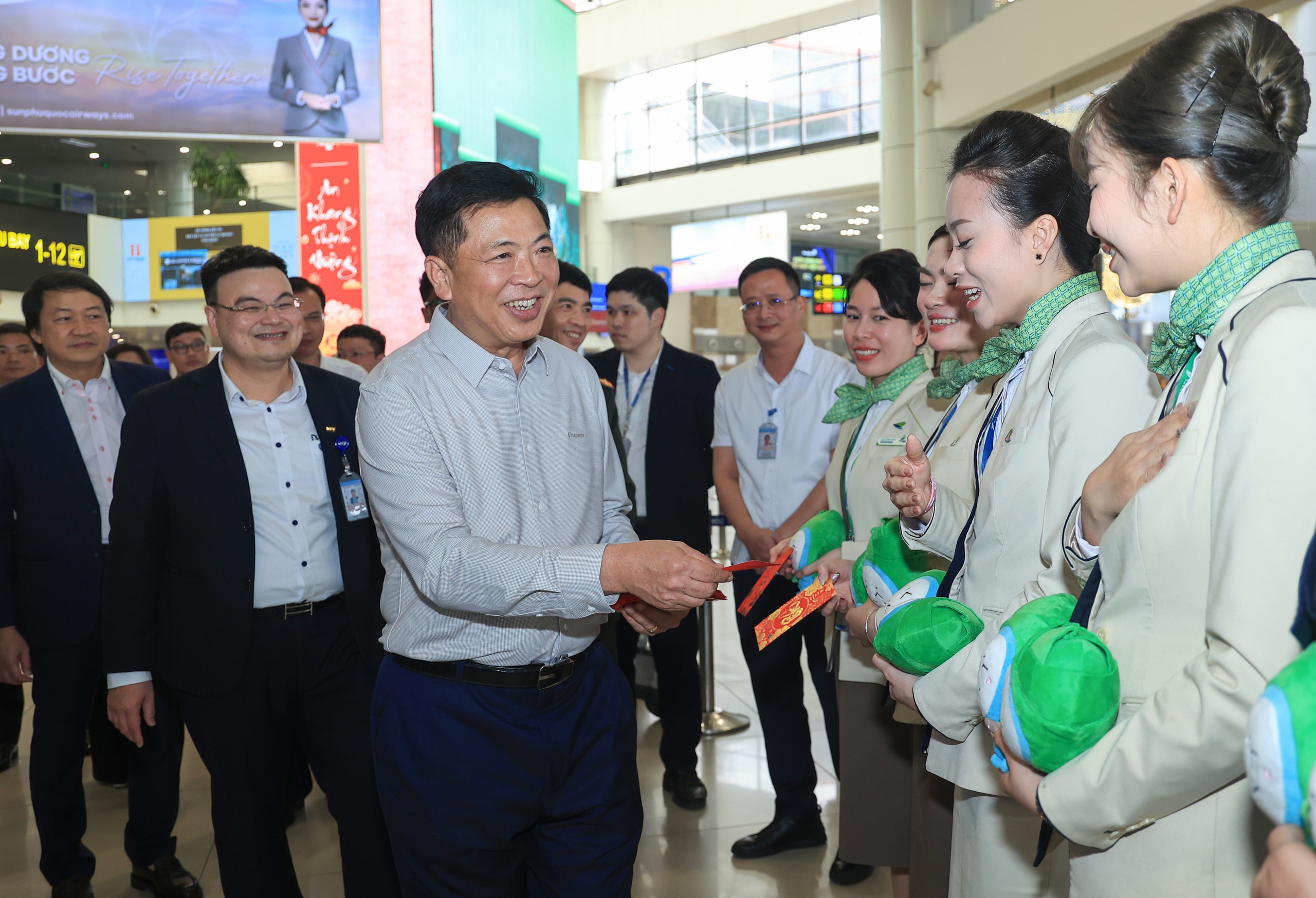 Bộ trưởng Trần Hồng Minh trao l&igrave; x&igrave;, gửi lời ch&uacute;c đầu xu&acirc;n tới h&agrave;nh kh&aacute;ch chiều 29 Tết- Ảnh 6.