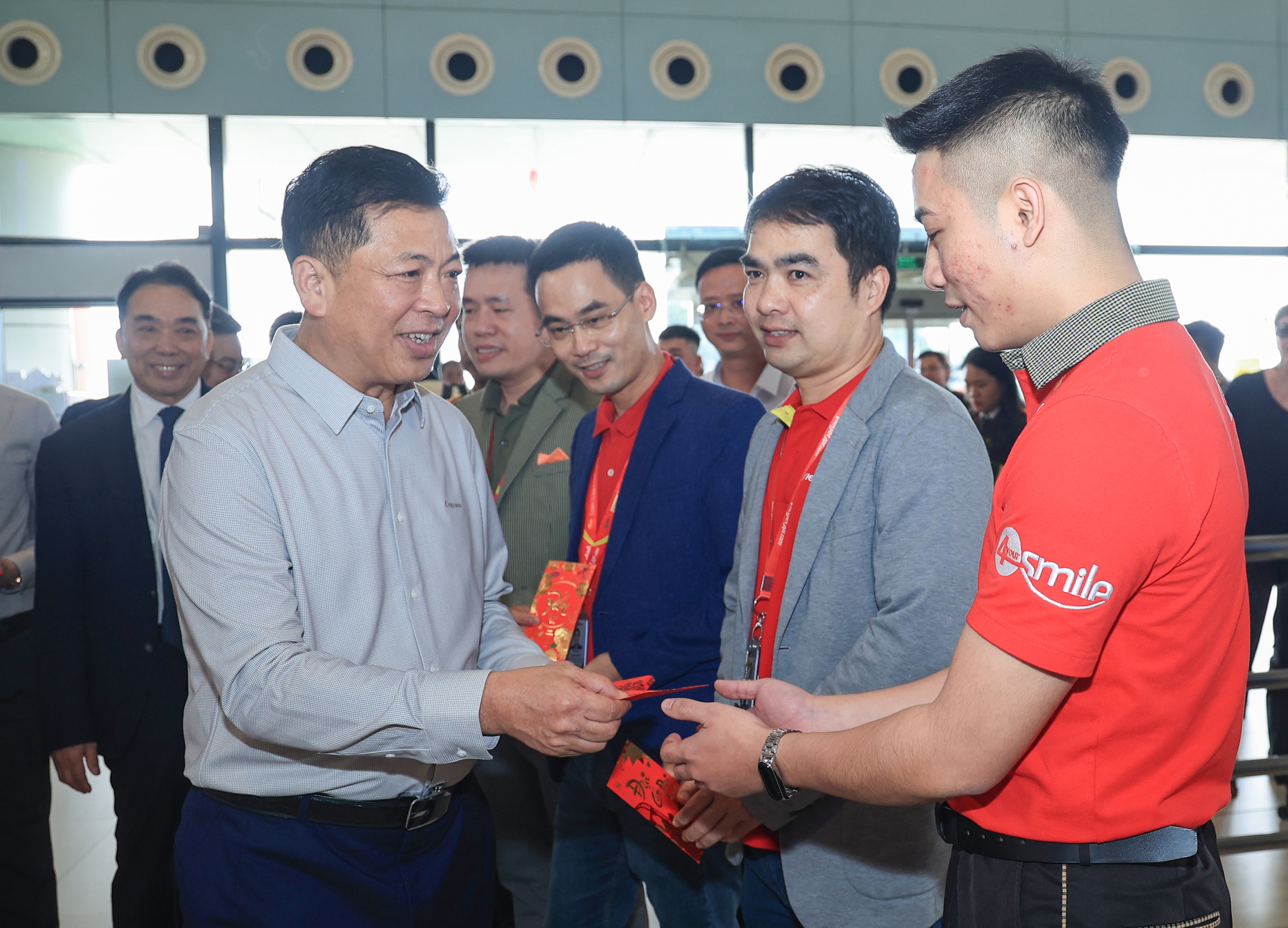 Bộ trưởng Trần Hồng Minh trao l&igrave; x&igrave;, gửi lời ch&uacute;c đầu xu&acirc;n tới h&agrave;nh kh&aacute;ch chiều 29 Tết- Ảnh 5.