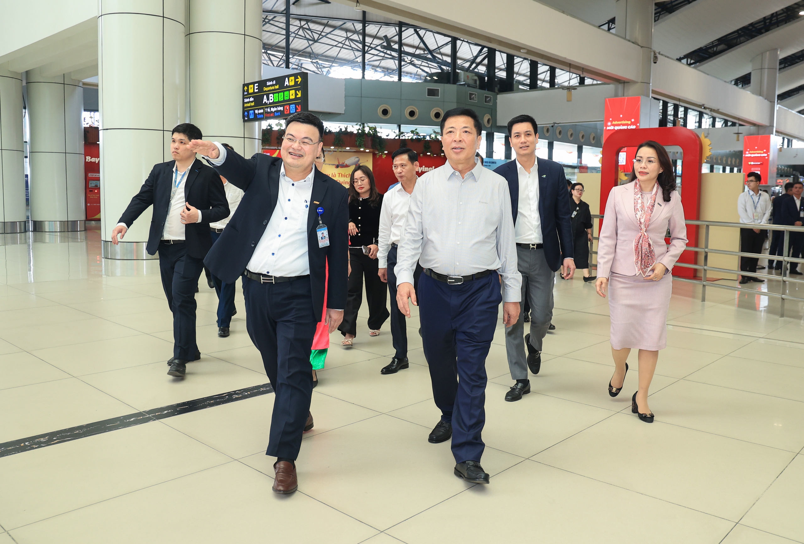 Bộ trưởng Trần Hồng Minh trao l&igrave; x&igrave;, gửi lời ch&uacute;c đầu xu&acirc;n tới h&agrave;nh kh&aacute;ch chiều 29 Tết- Ảnh 1.